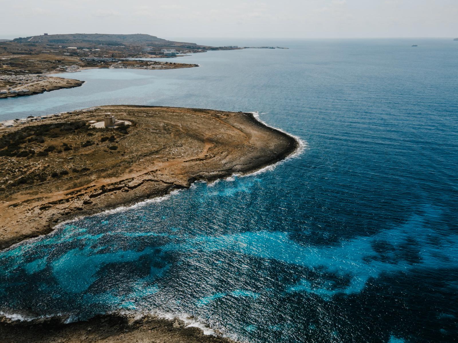 Atemberaubende Luftaufnahme der zerklüfteten Küste von Il-Mellieħa und dem türkisfarbenen Wasser in Malta.
