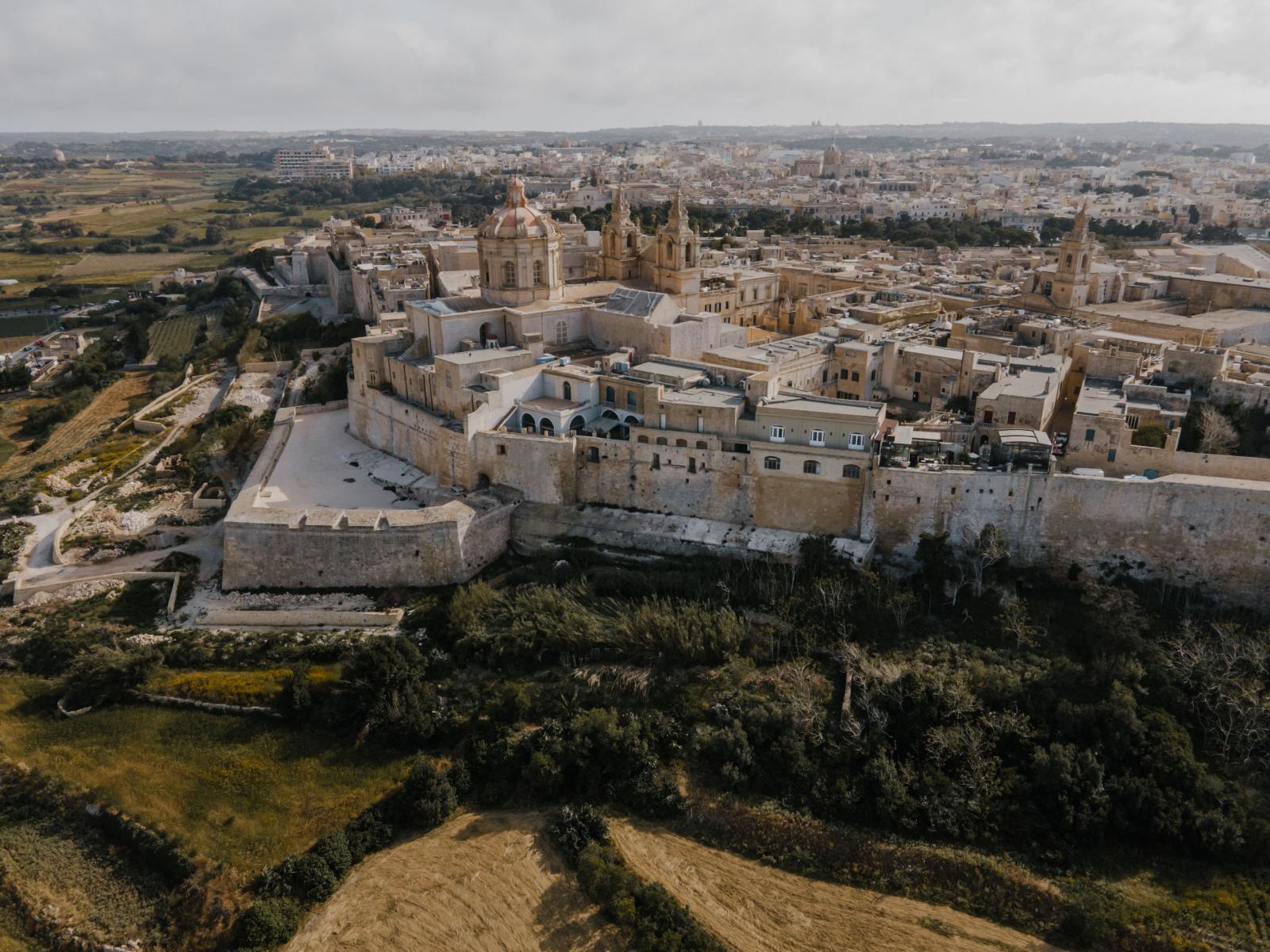 Mdina mit historischen Stadtmauern und Blick über die Landschaft