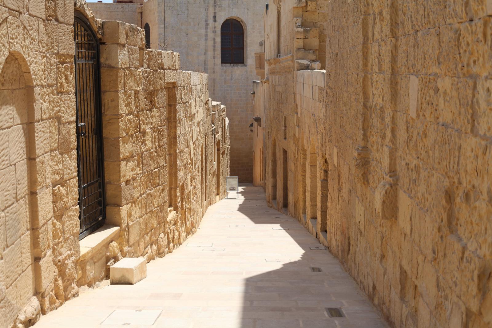 Schmale historische Gasse in Mdina mit hellen Kalksteinfassaden