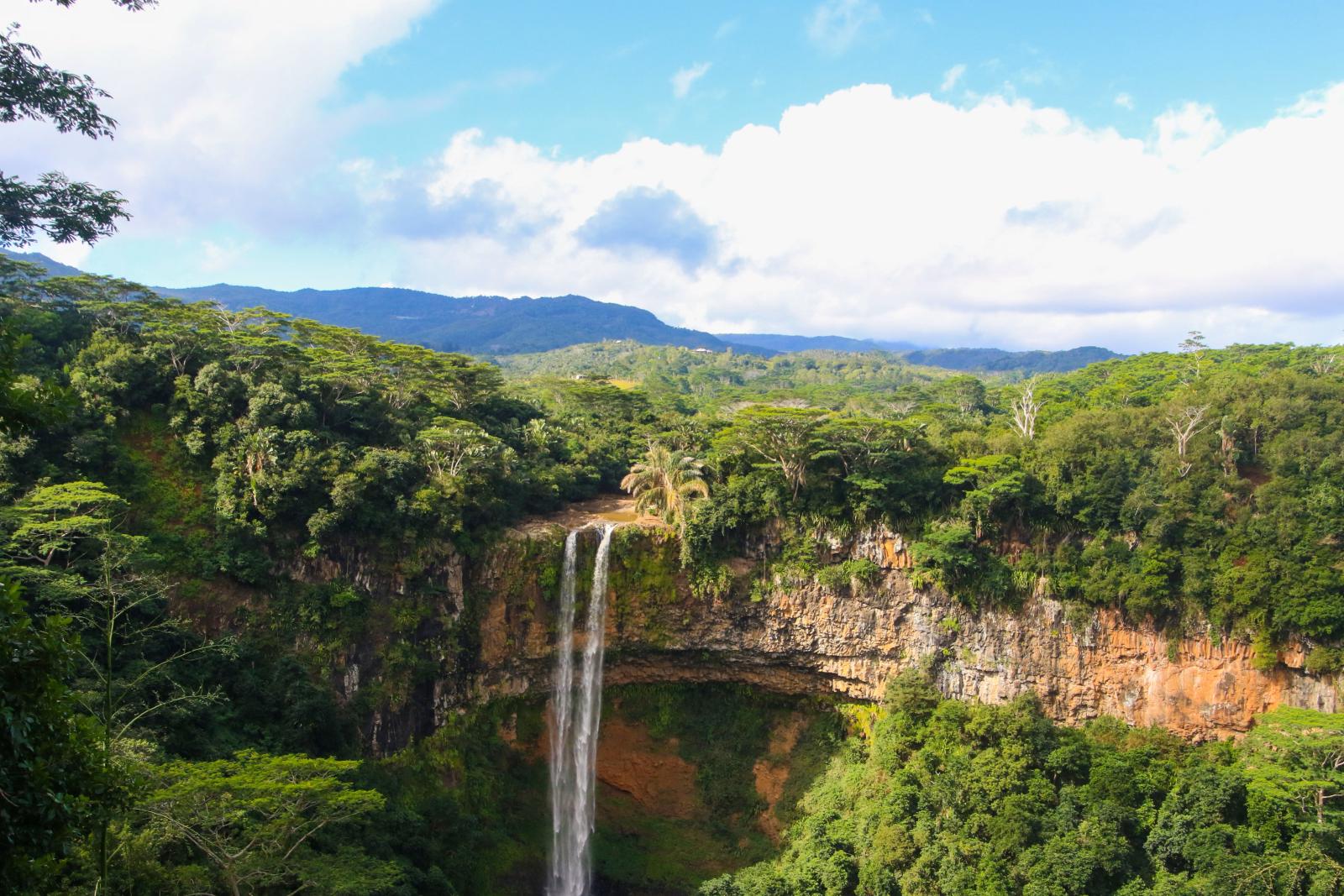 Die farbigen Erdformationen von Chamarel auf Mauritius