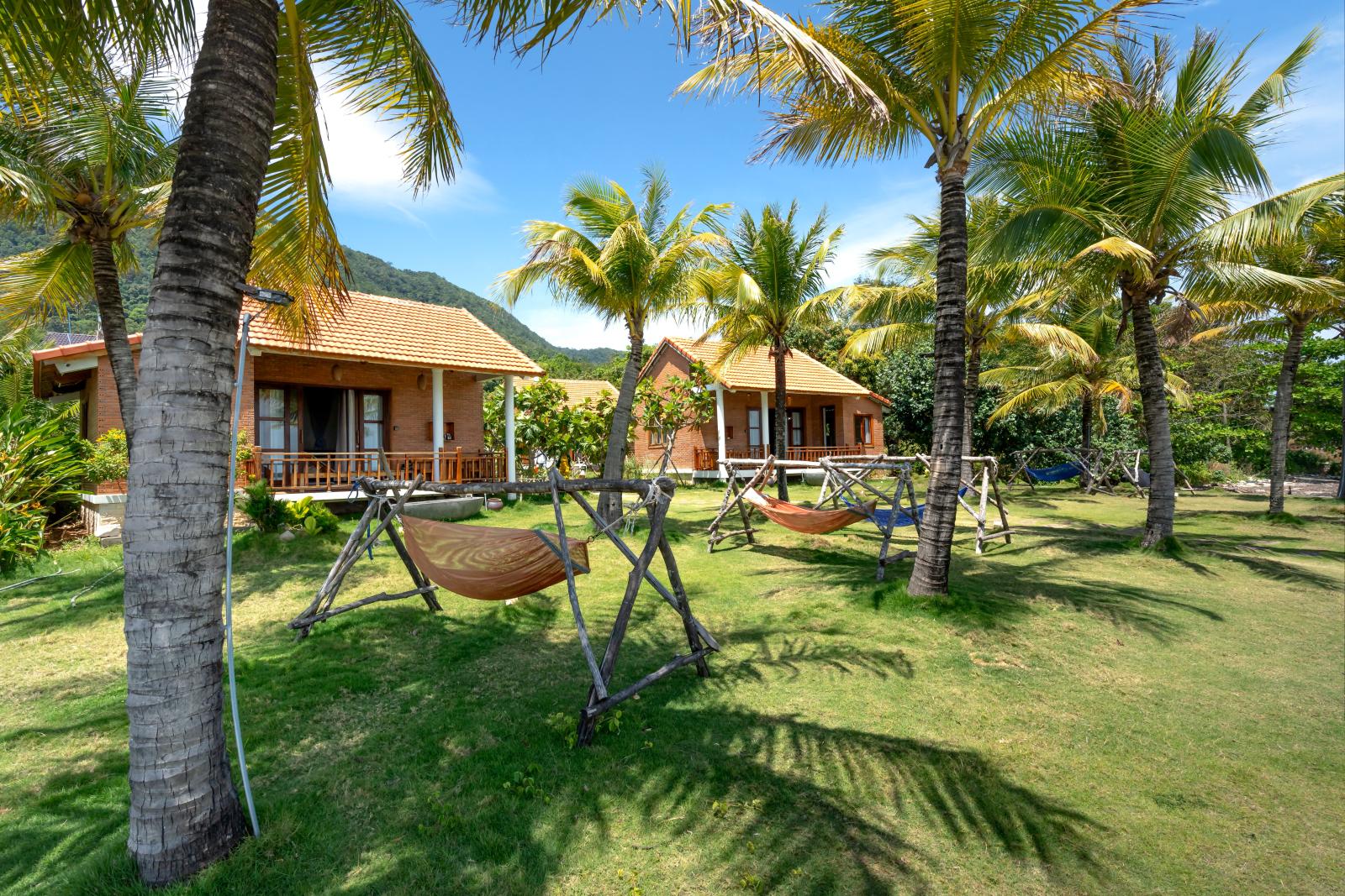 Ruhiger Spa-Bereich in einem tropischen Resort mit Blick auf einen grünen Garten.