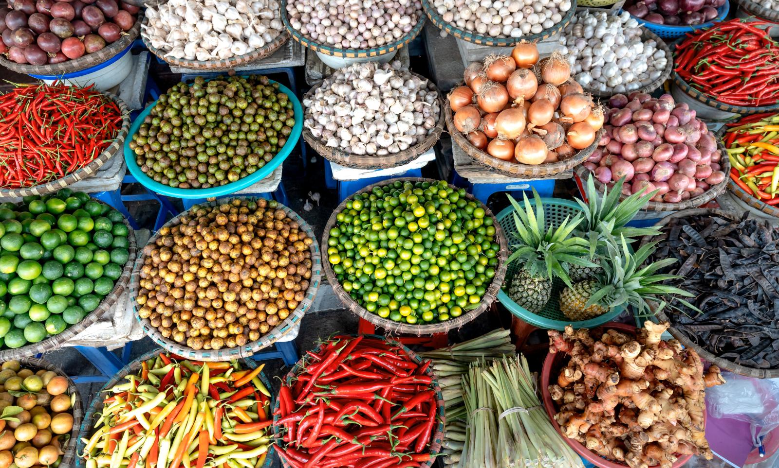 Mauritischer Markt mit exotischen Früchten, Gewürzen und regionalen Spezialitäten