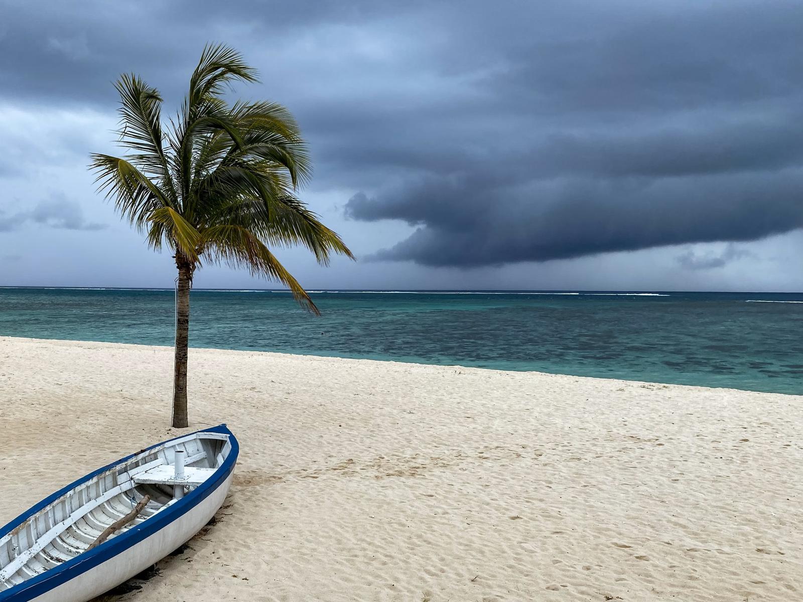Weißer Sandstrand mit Palmen und türkisfarbener Lagune auf Mauritius