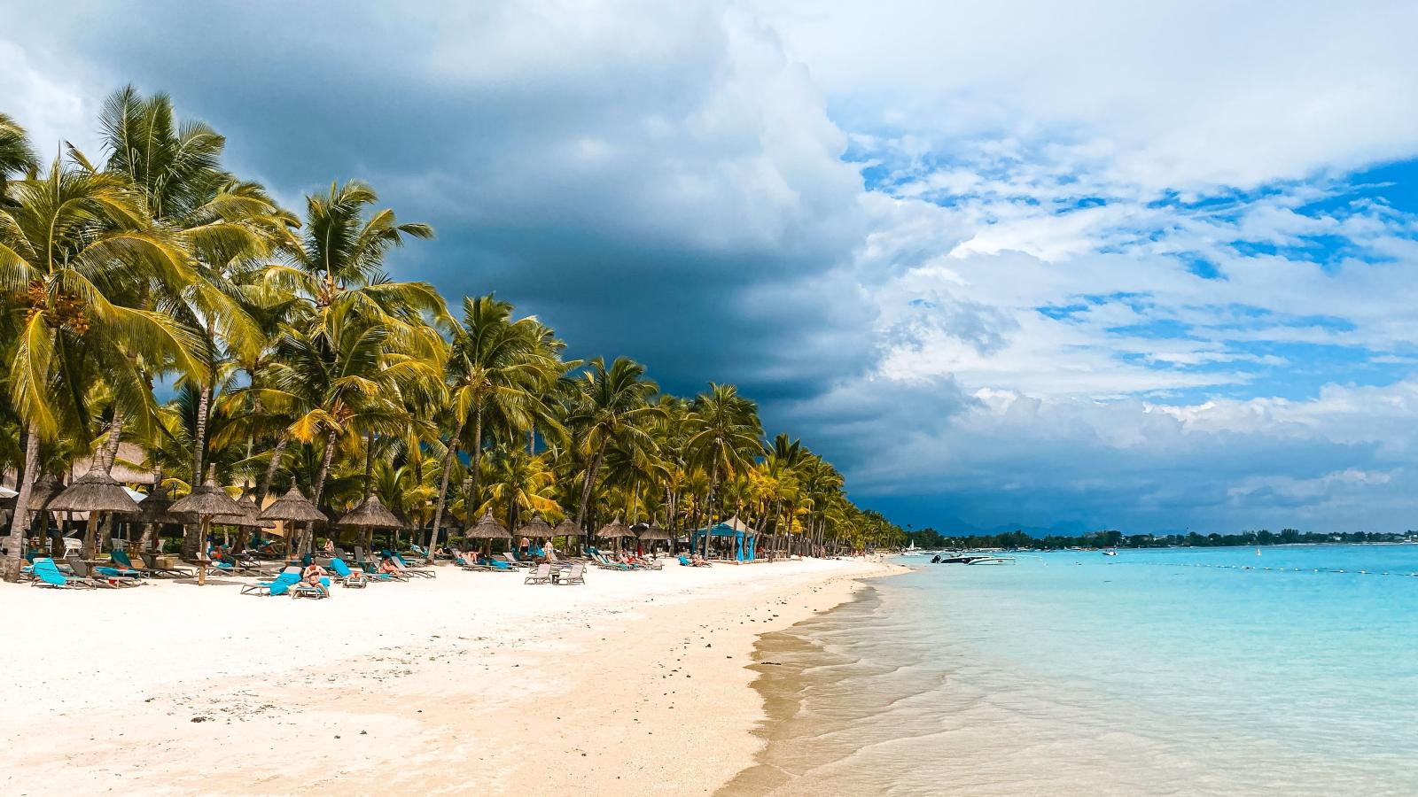 Traumstrand auf Mauritius mit Palmen, weißem Sand und türkisblauem Wasser