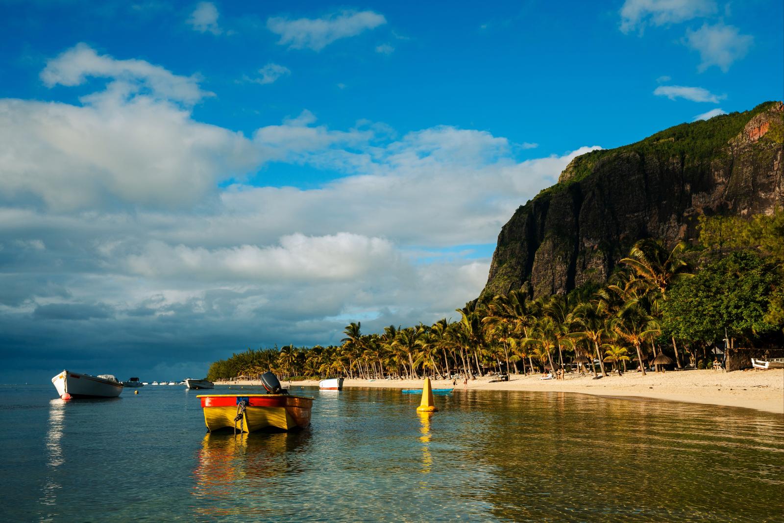 Strand von Le Morne mit türkisblauem Wasser und dem Berg im Hintergrund