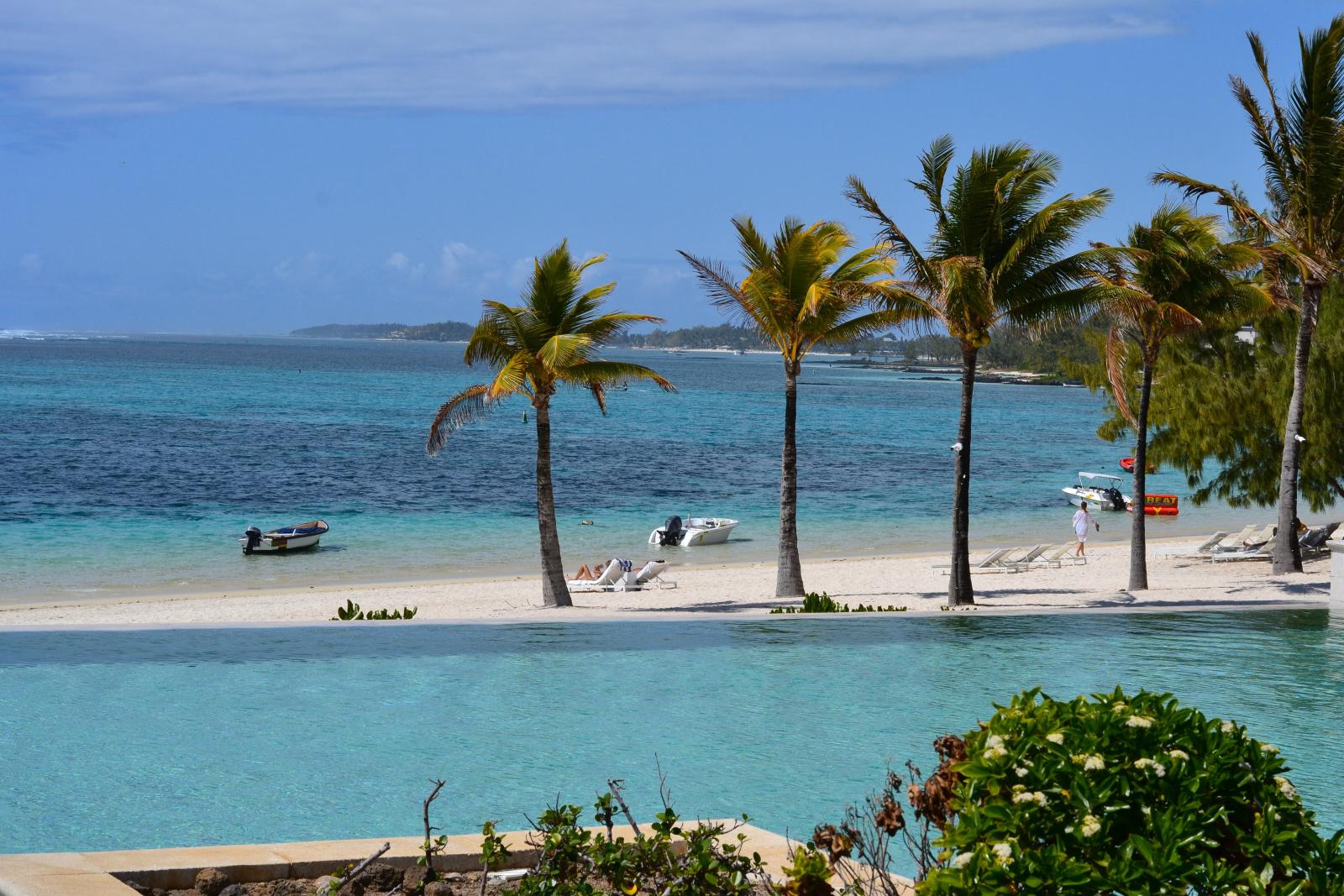Strandresort auf Mauritius mit Pool, Palmen und Blick auf das Meer