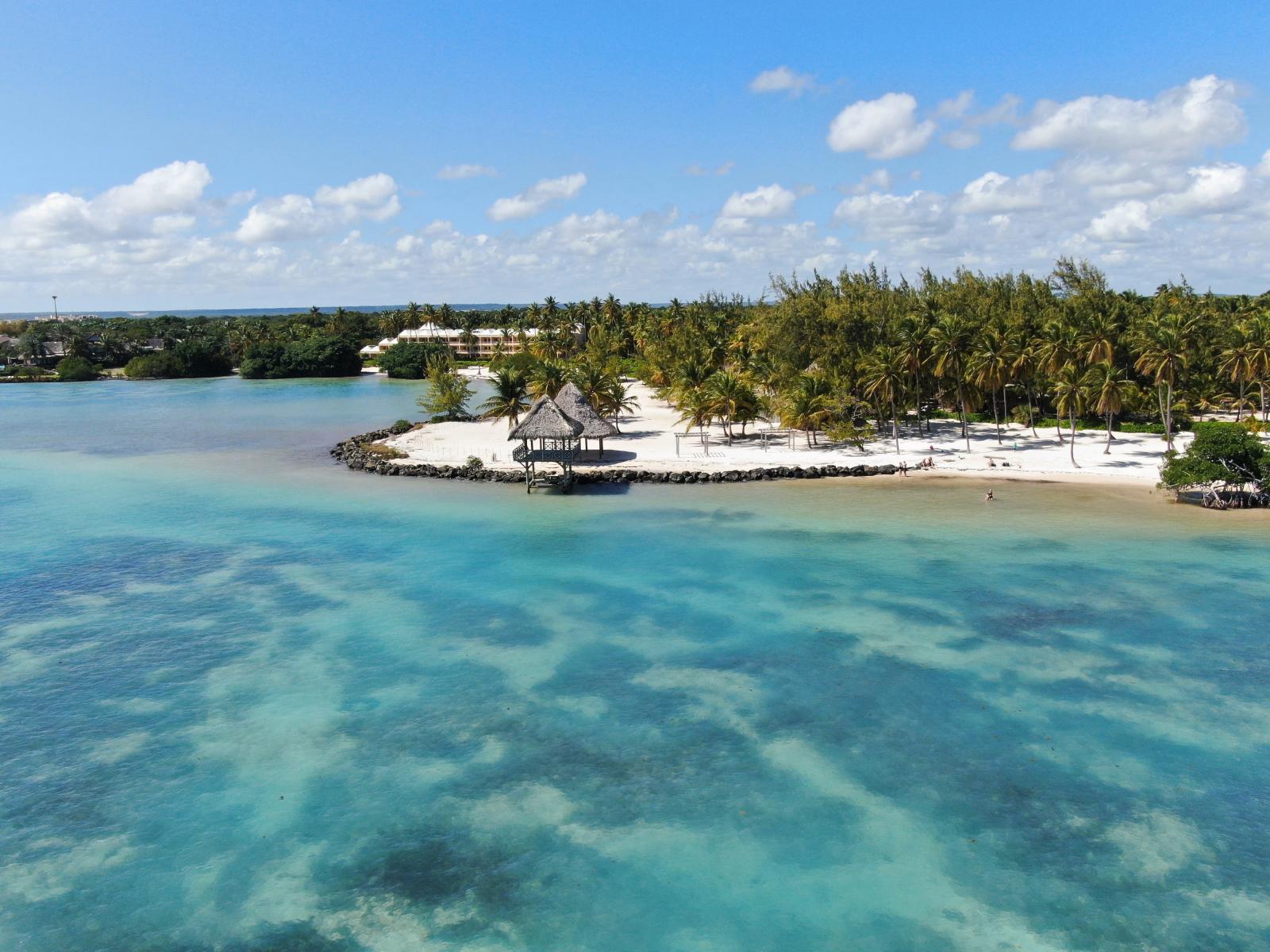 Sandstrand an der Ostküste von Mauritius mit türkisfarbener Lagune