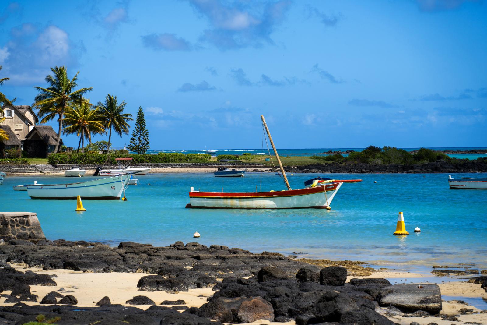 Familienfreundliche Lagune mit Palmen und türkisfarbenem Wasser auf Mauritius.