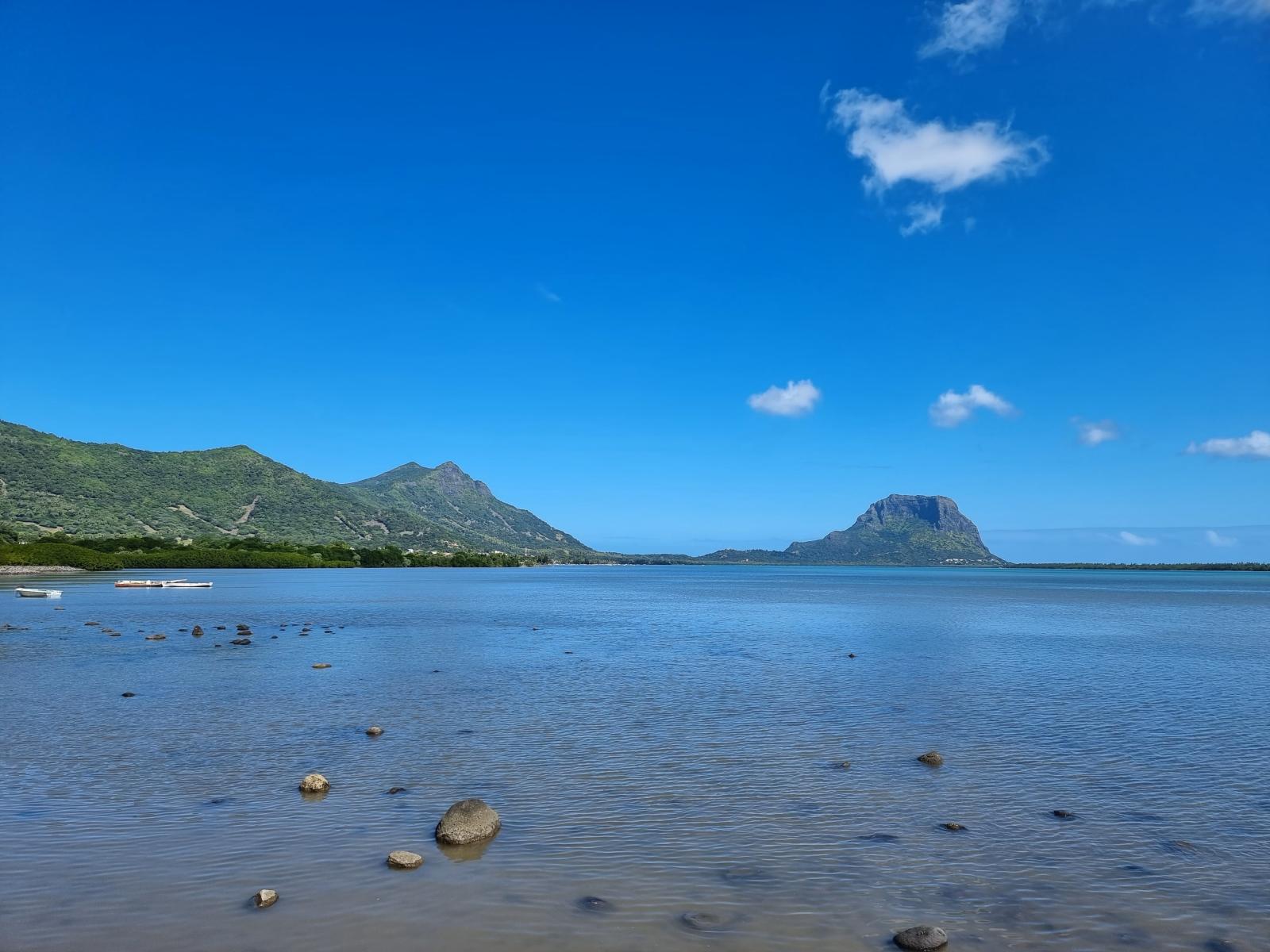 Blick auf Le Morne Brabant und die Küste von Mauritius bei klarem Wetter.