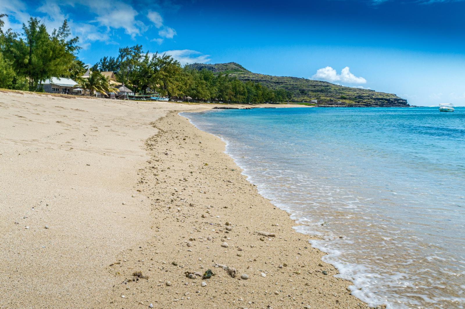  Heller Sandstrand und türkisblaues Wasser auf der Île aux Cerfs