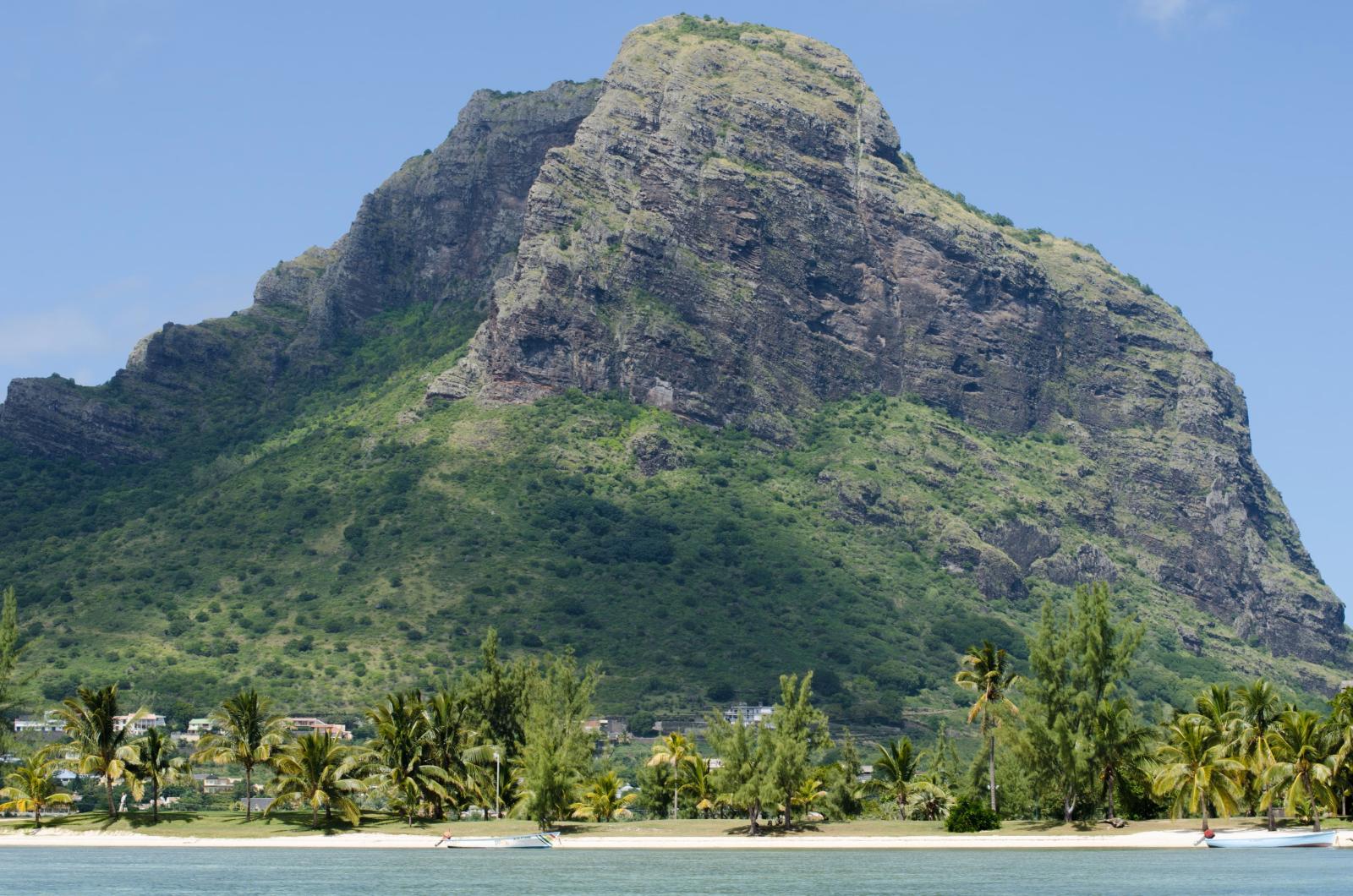 Aussicht über die tropische Landschaft von Mauritius mit Bergen und Küste