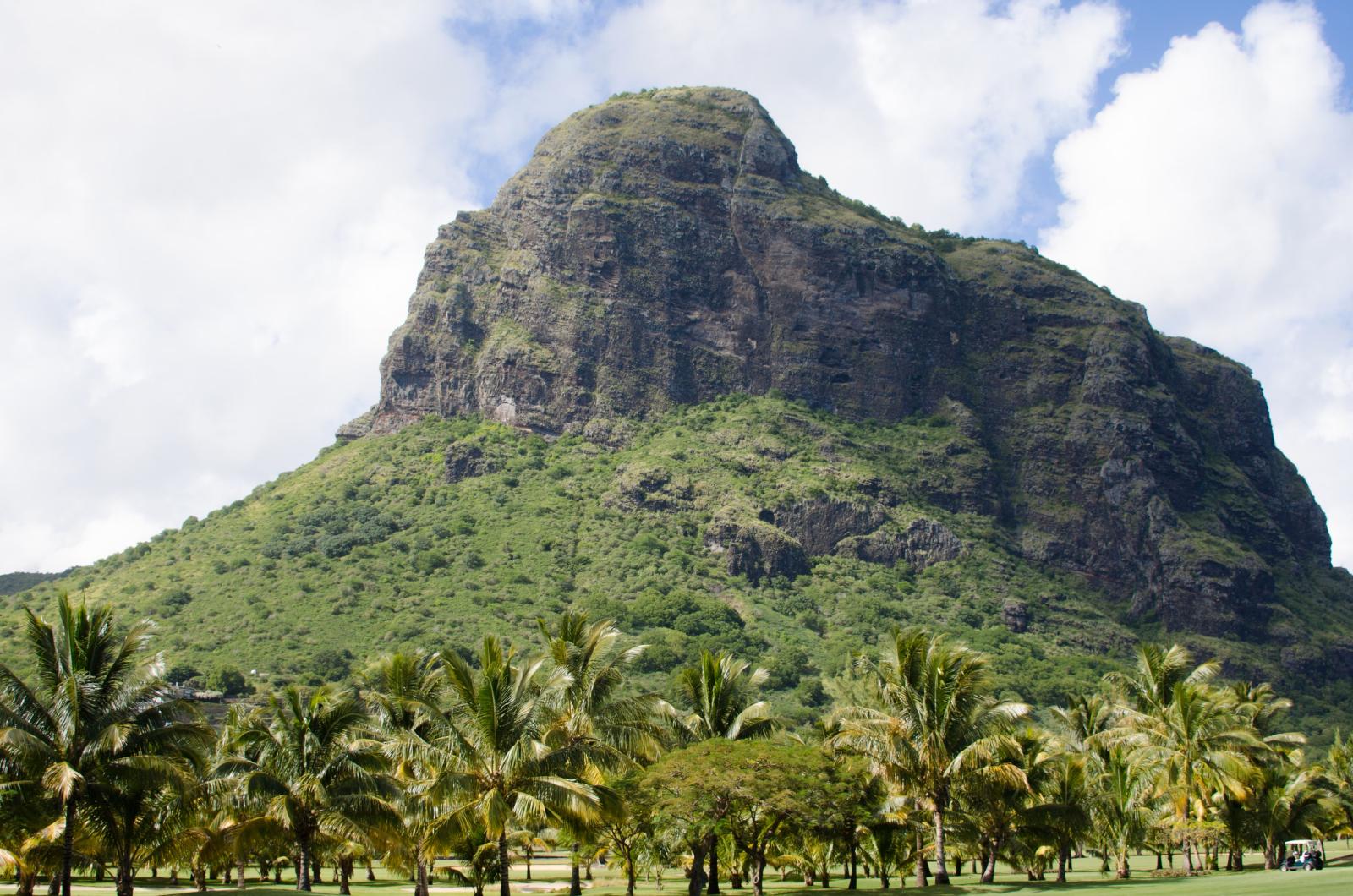 Le Morne Brabant mit tropischer Vegetation und türkisfarbenem Wasser im Vordergrund.