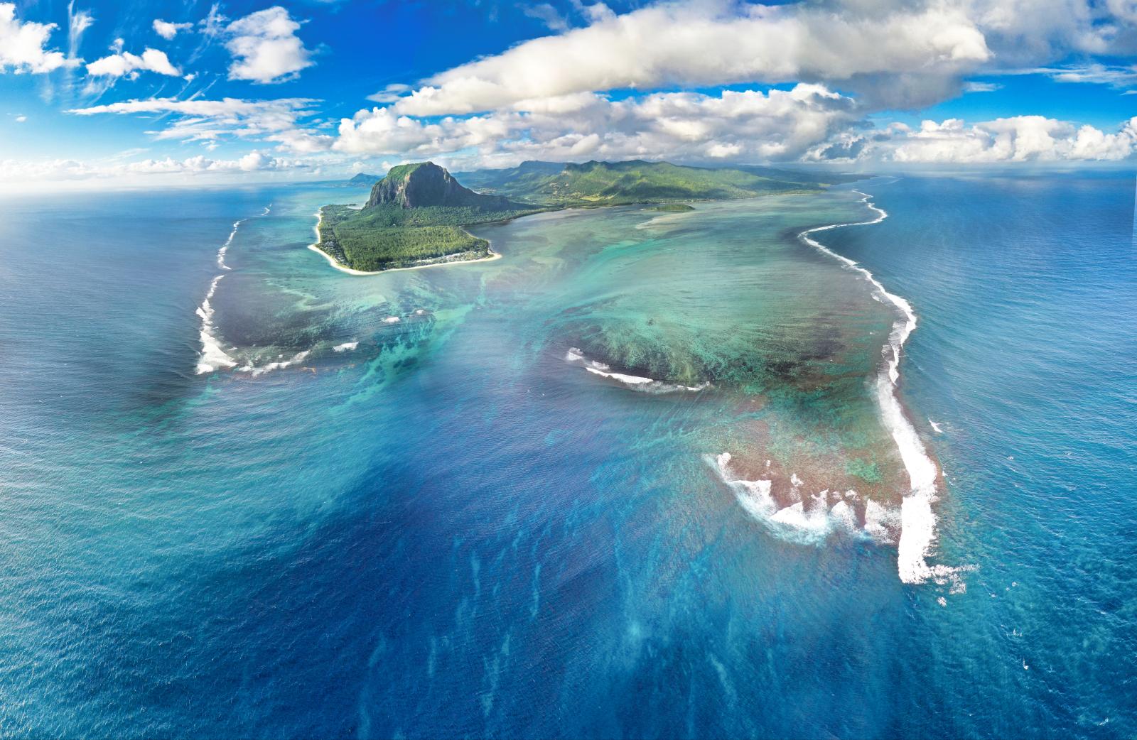 Le Morne Brabant mit türkisblauer Lagune und tropischer Küste