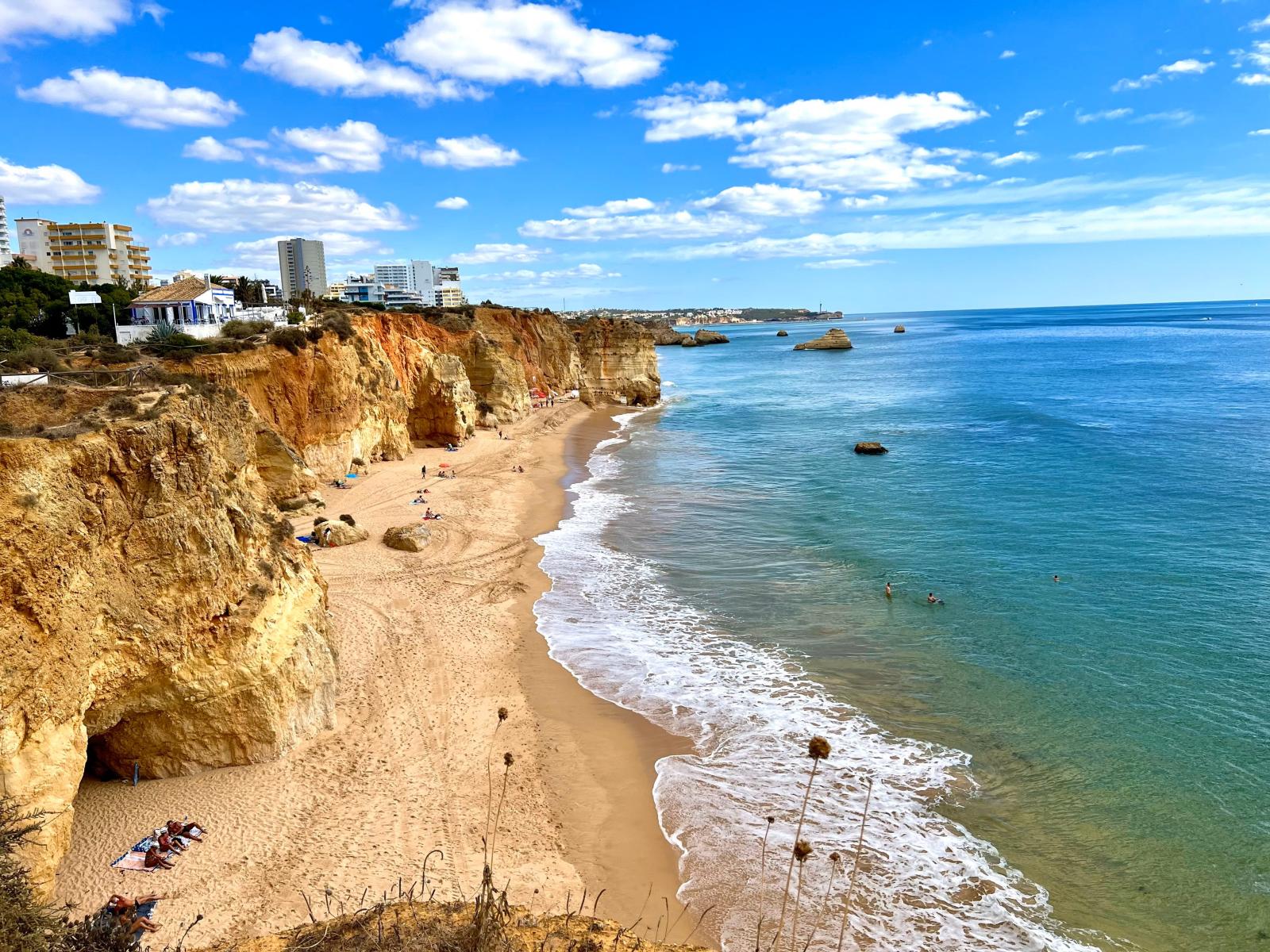 Traumstrand an der Algarve mit türkisblauem Atlantik