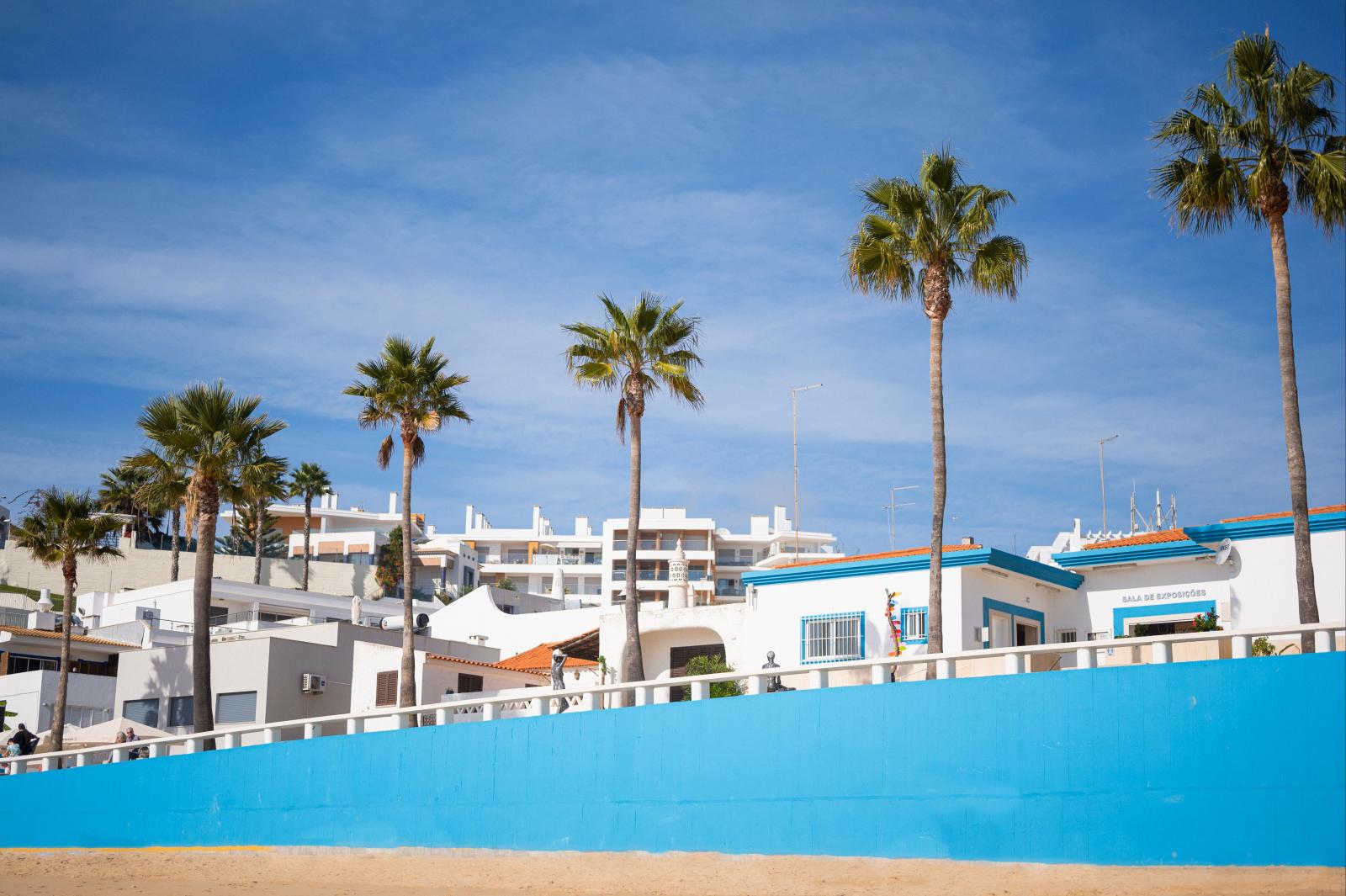 Albufeira mit weißen Häusern