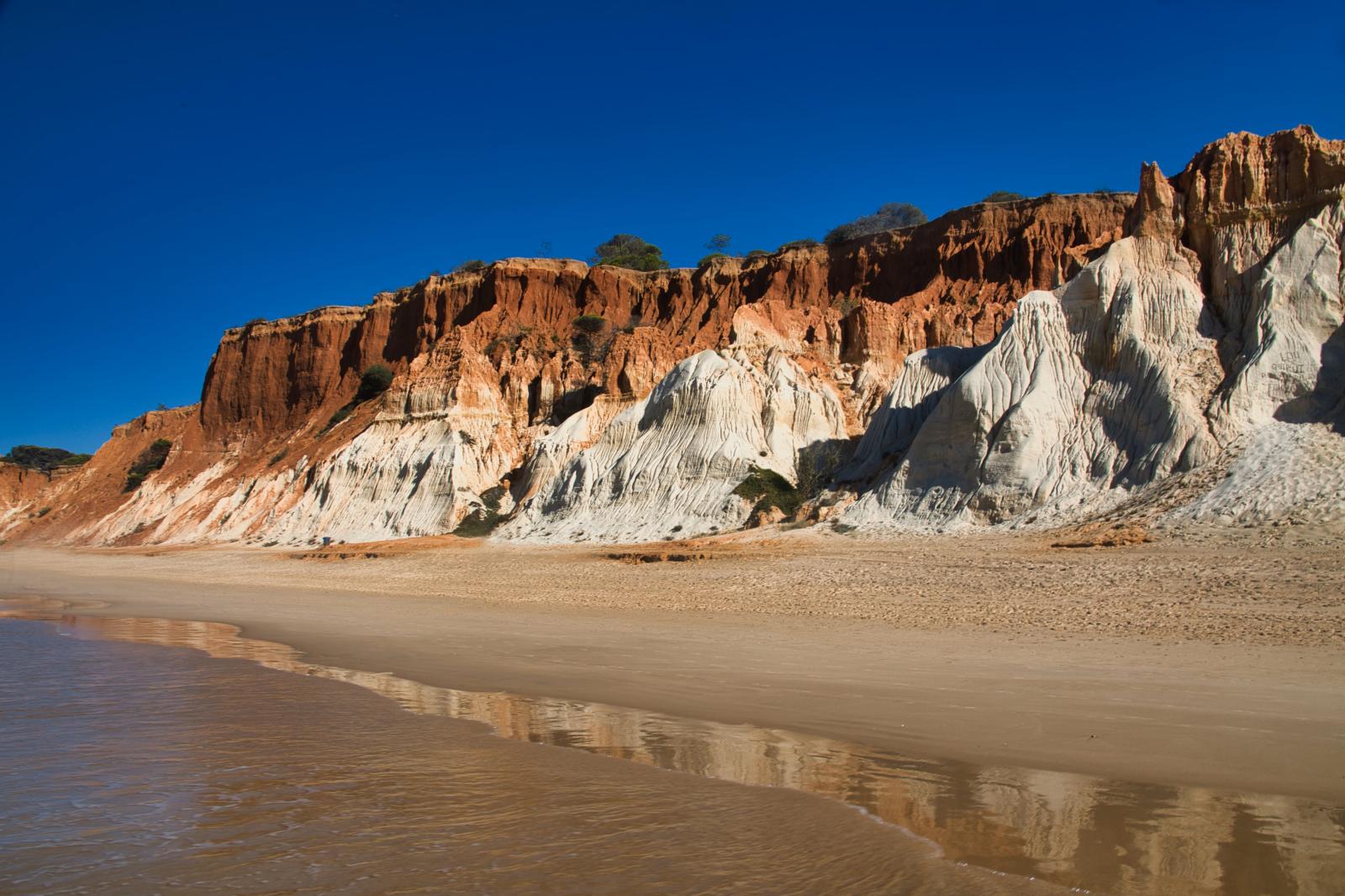 Praia da Falésia mit den typischen farbigen Felsklippen