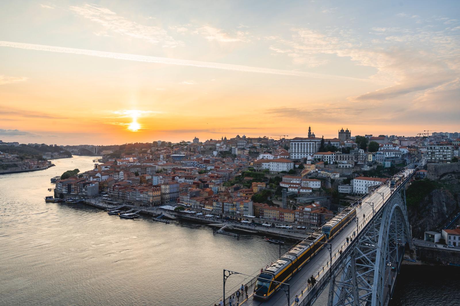Porto bei Sonnenuntergang mit Douro und Altstadt