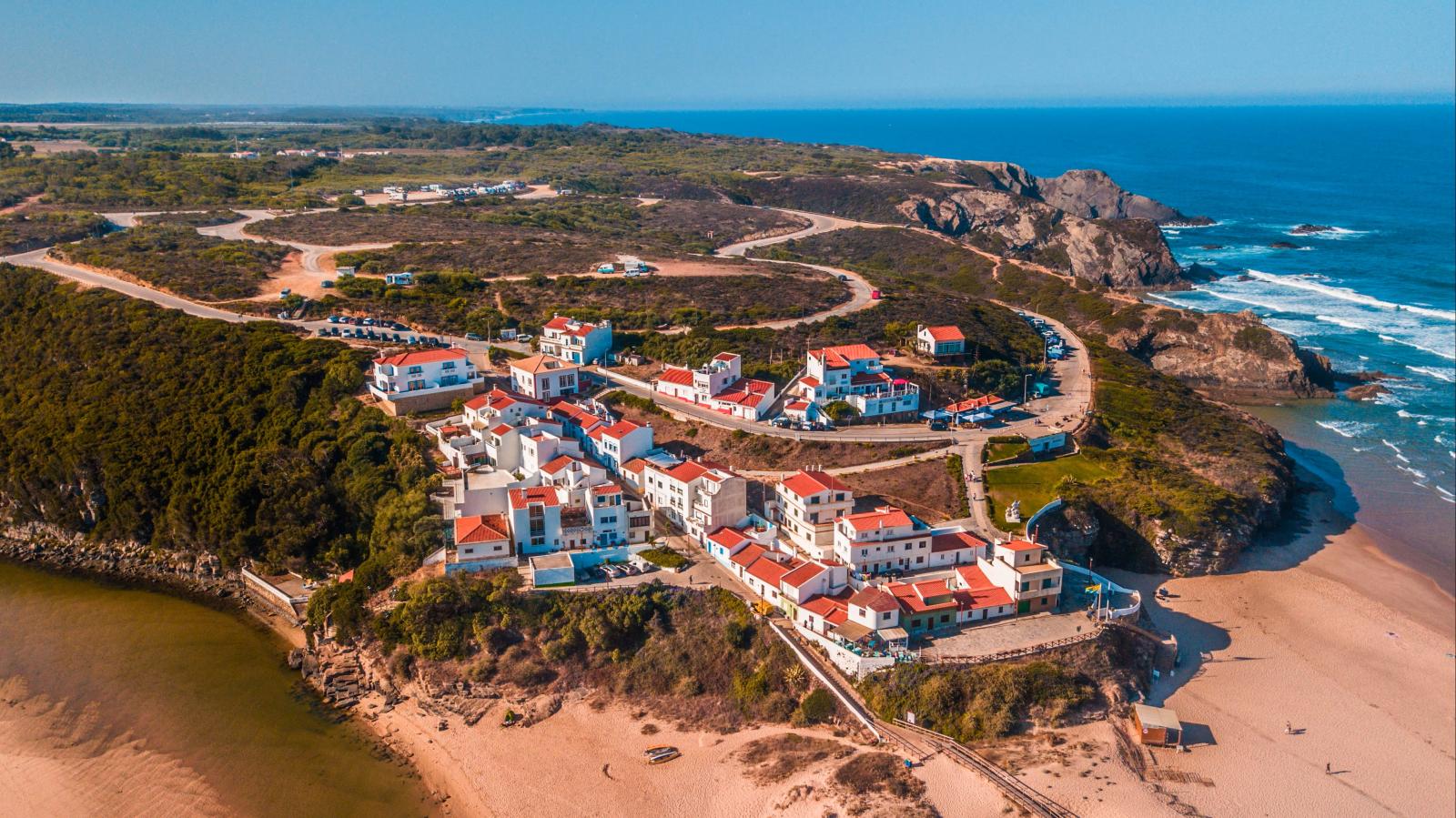 Modernes Ferienhotel nahe einem portugiesischen Strand