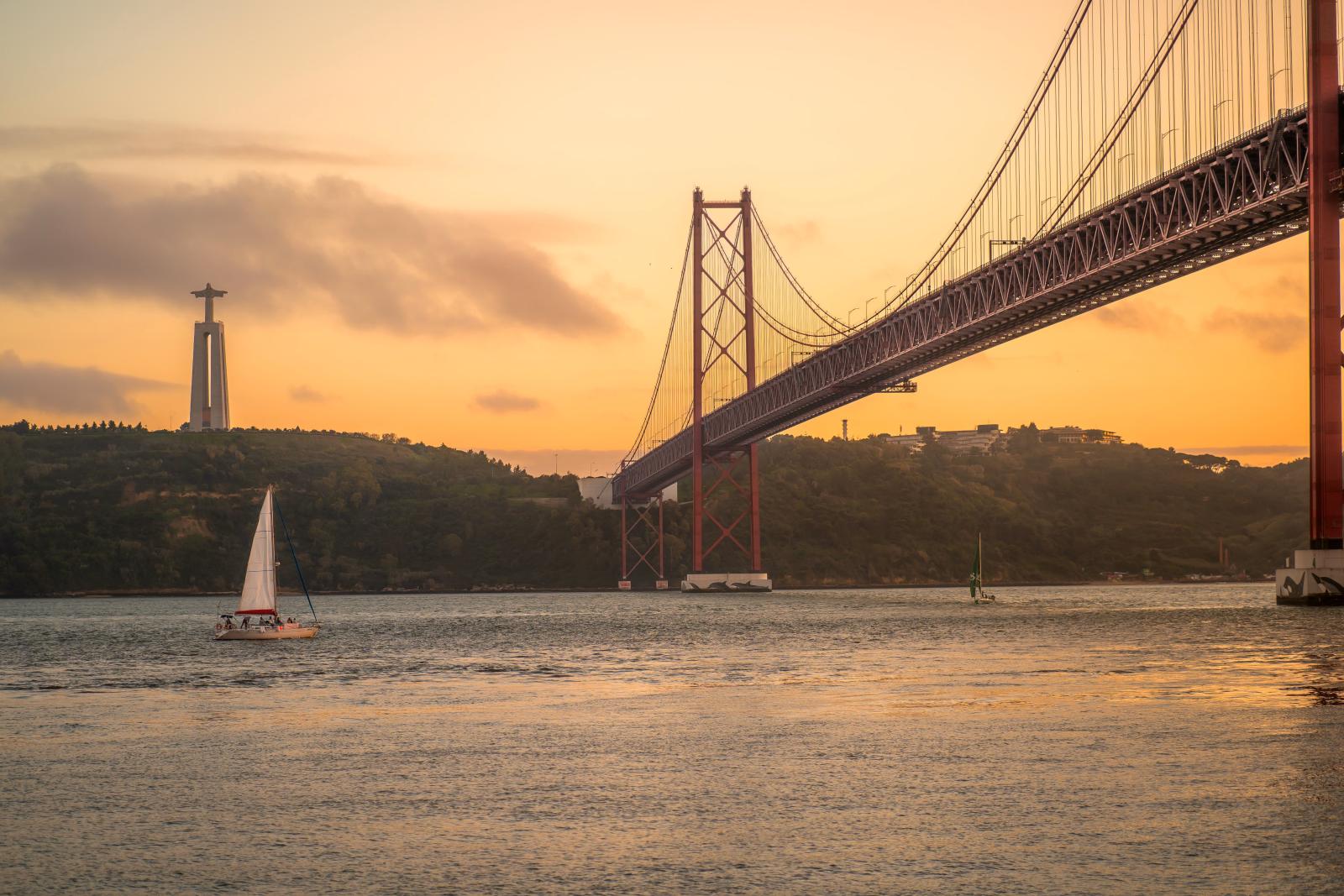 Lissabon bei Sonnenuntergang mit Blick auf den Tejo