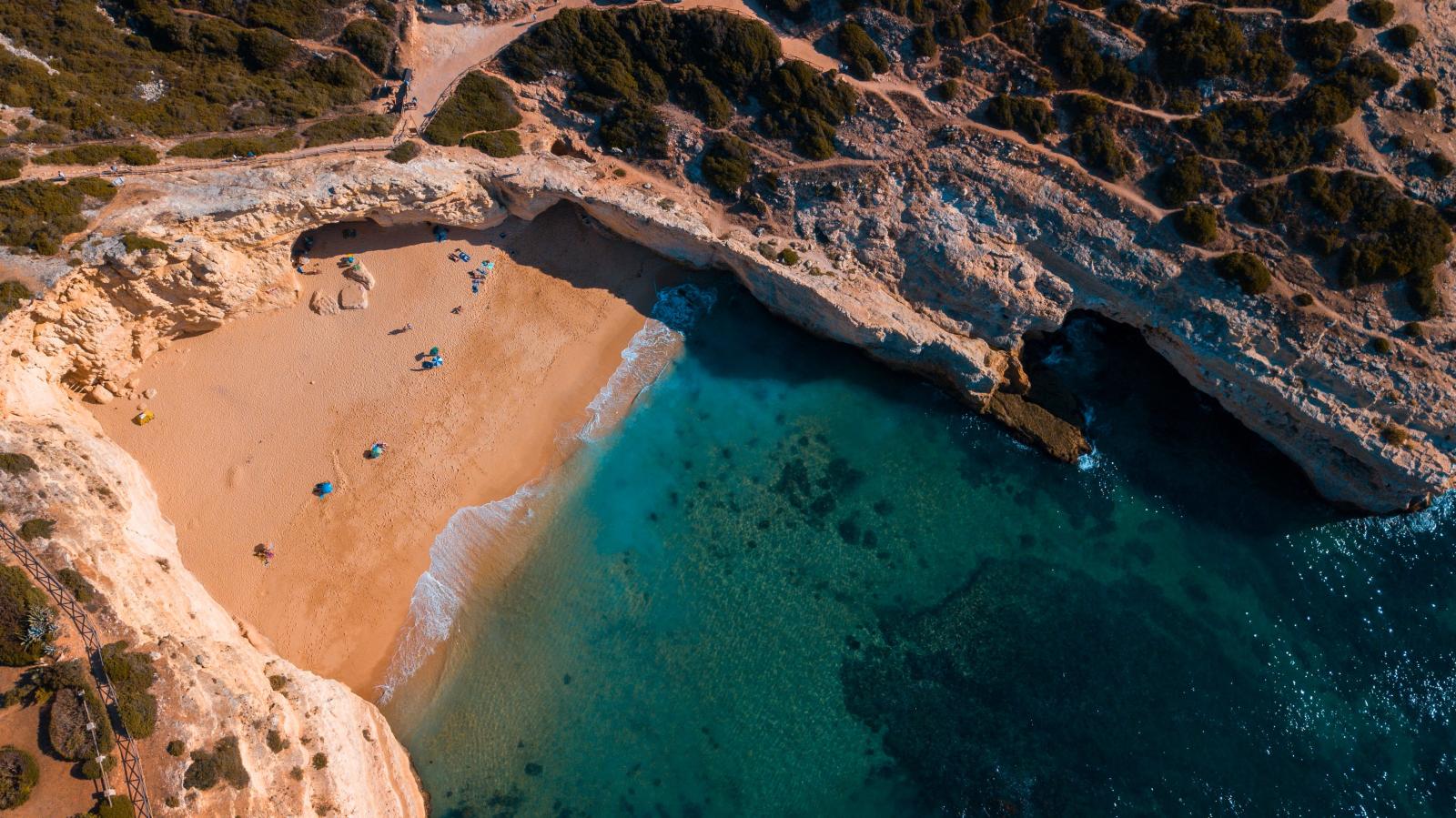 Traumstrand an der Algarve mit goldenen Felsen