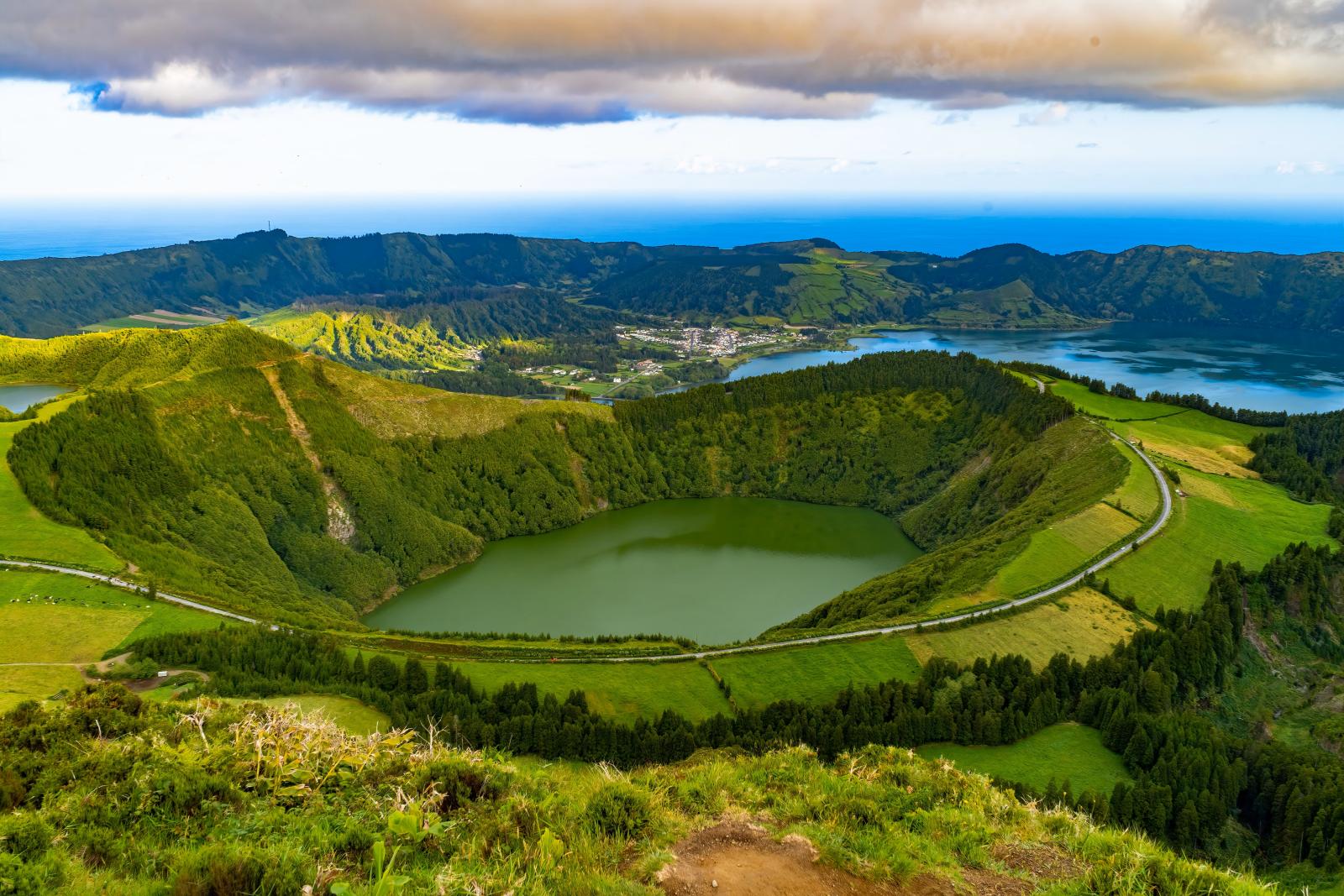Vulkanlandschaft mit Kratersee und Atlantik auf den Azoren