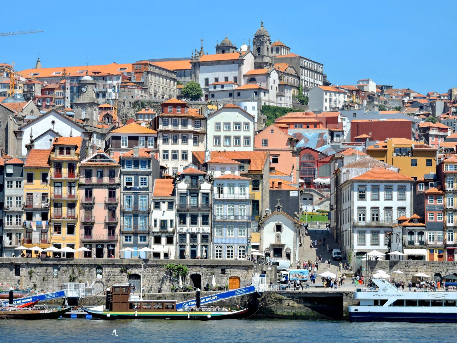 Ribeira mit bunten Häusern am Douro