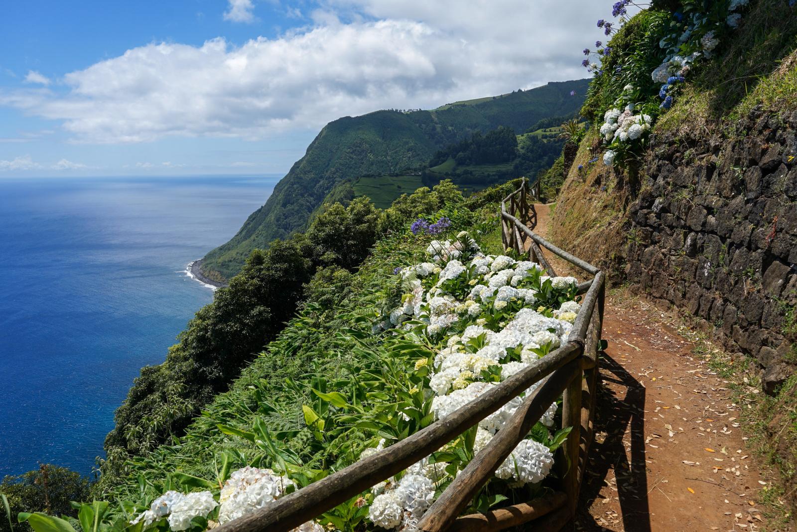 Portugiesische Naturlandschaft mit Wanderweg und Atlantikblick