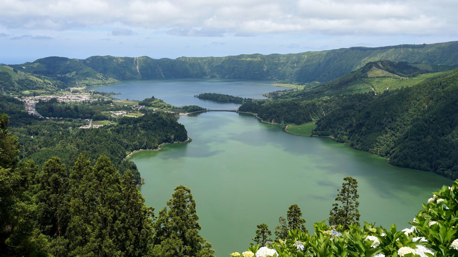 Sete Cidades mit blauem Kratersee und grünen Vulkanhängen