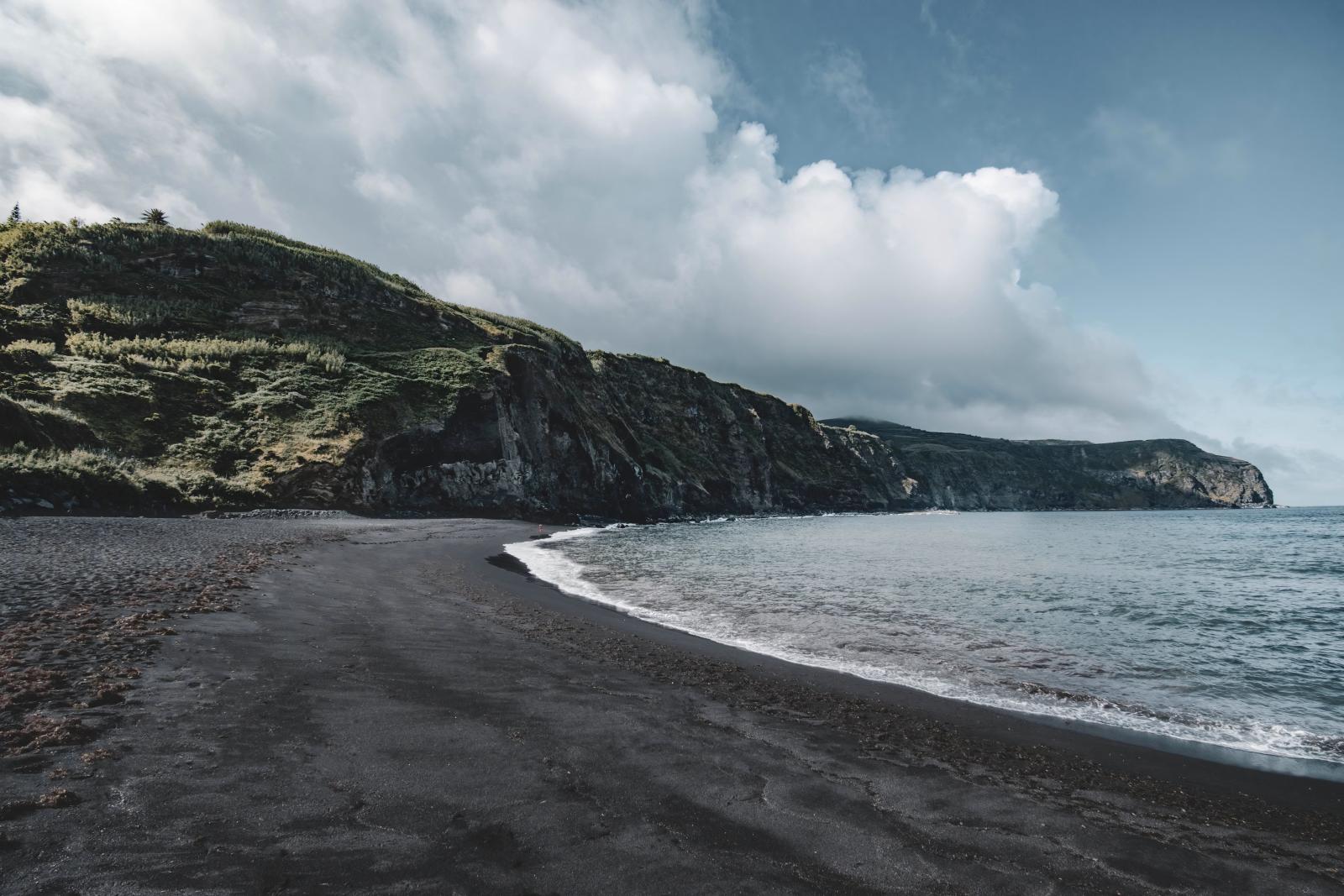 Schwarzer Vulkanstrand und Atlantik auf den Azoren