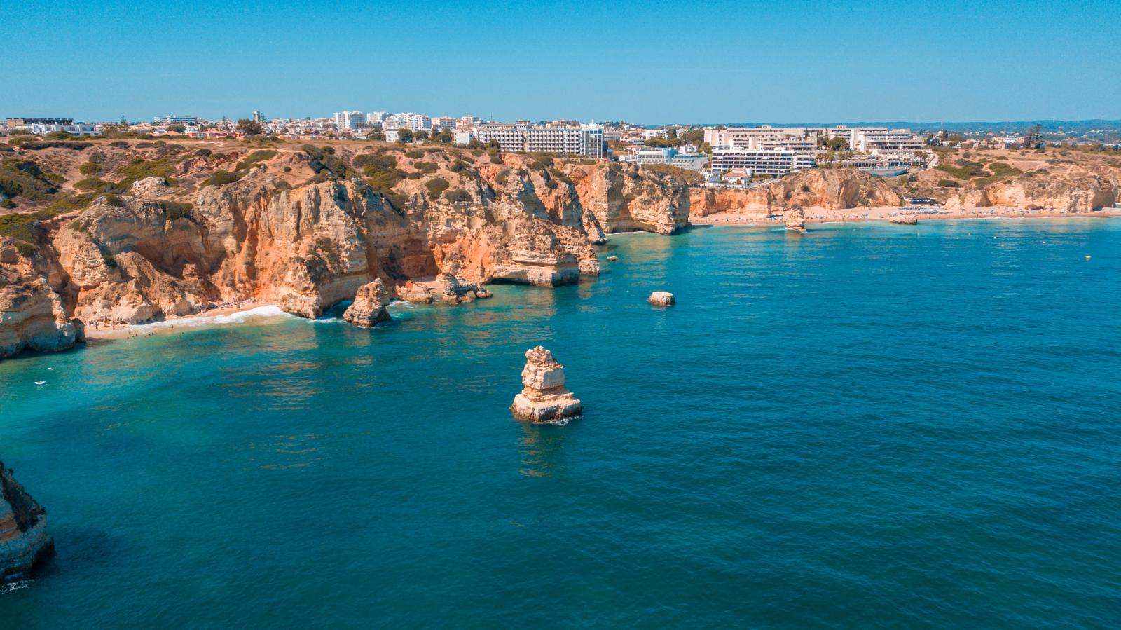 Panoramablick über die Algarve mit Atlantikküste und Felsklippen