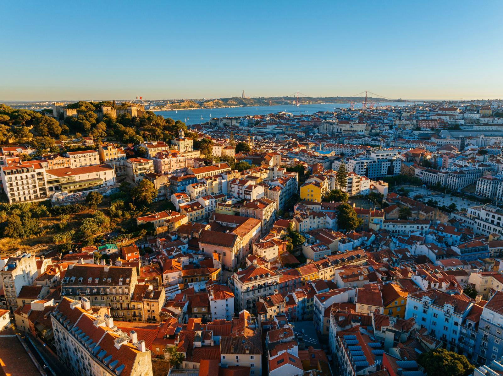 Panorama von Lissabon mit Tejo und Altstadt