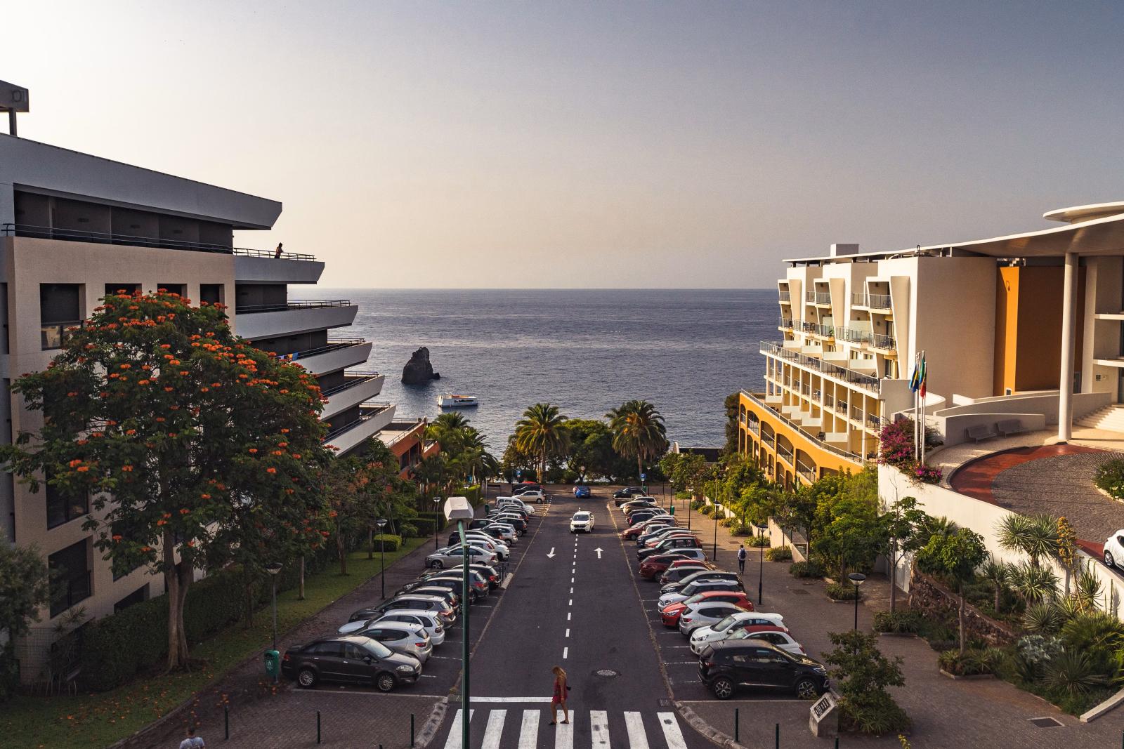 Hotelanlage auf Madeira mit Blick auf den Atlantik