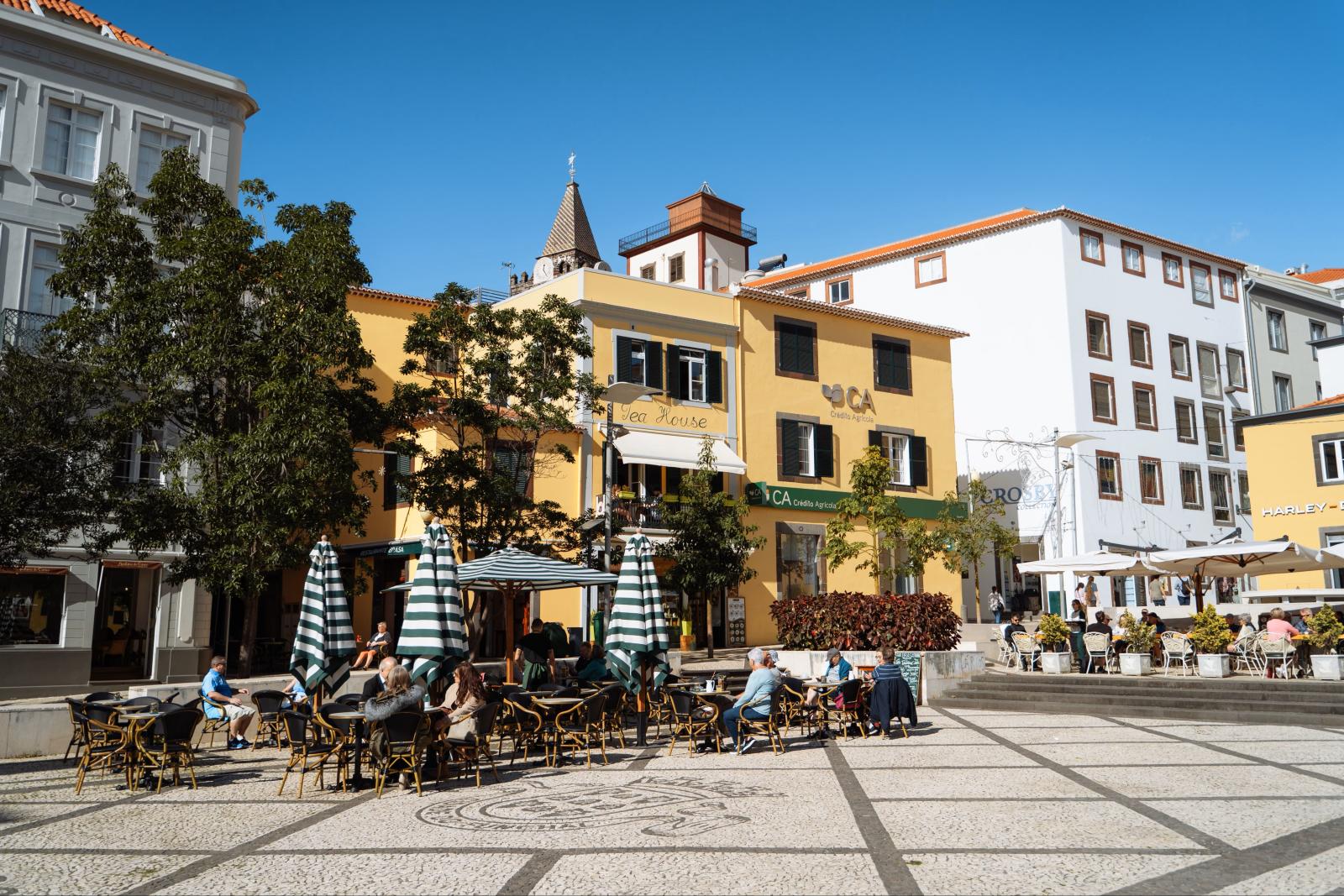 Historische Altstadt von Funchal mit Blick auf den Atlantik