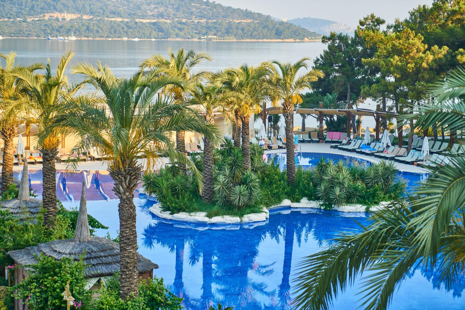 Ruhige Hotelanlage mit Pool und Meerblick
