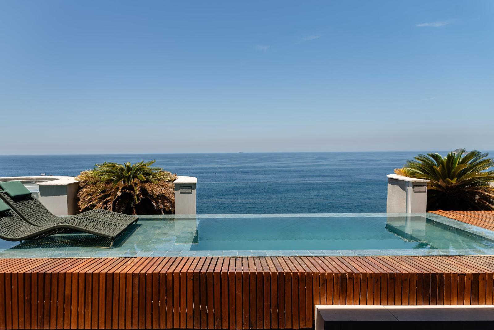 Modernes Hotel in Portugal mit Pool und Atlantikblick