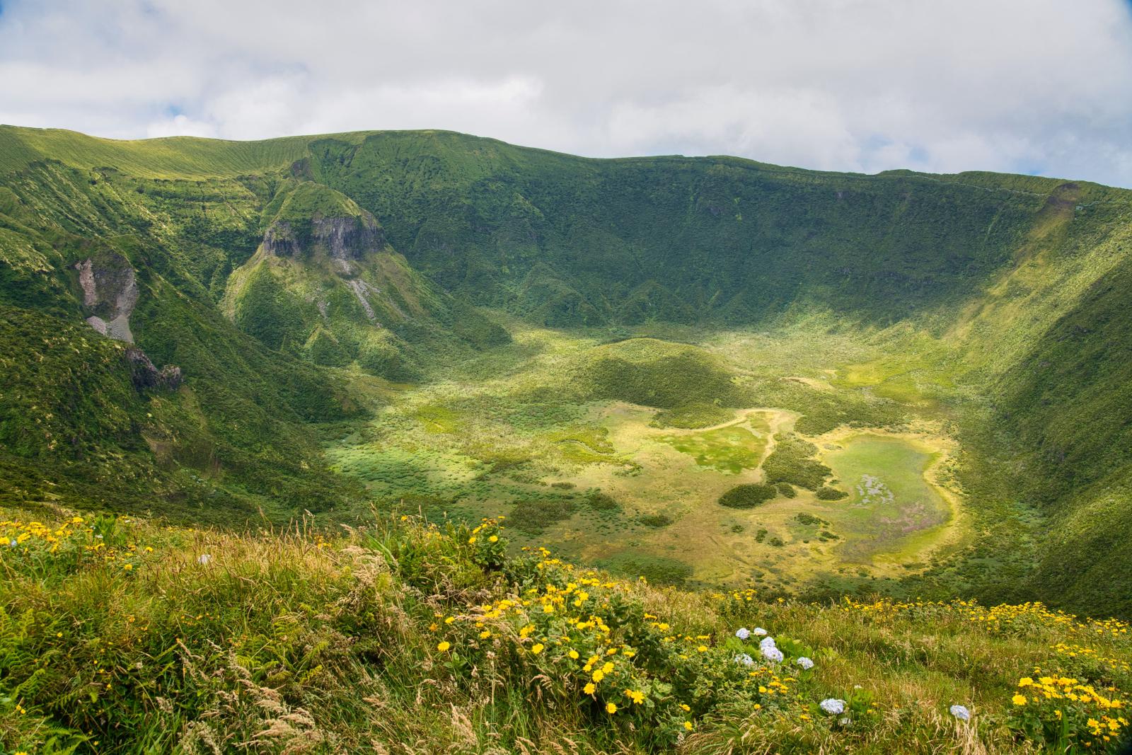 Vulkanlandschaft und Kratersee auf den Azoren
