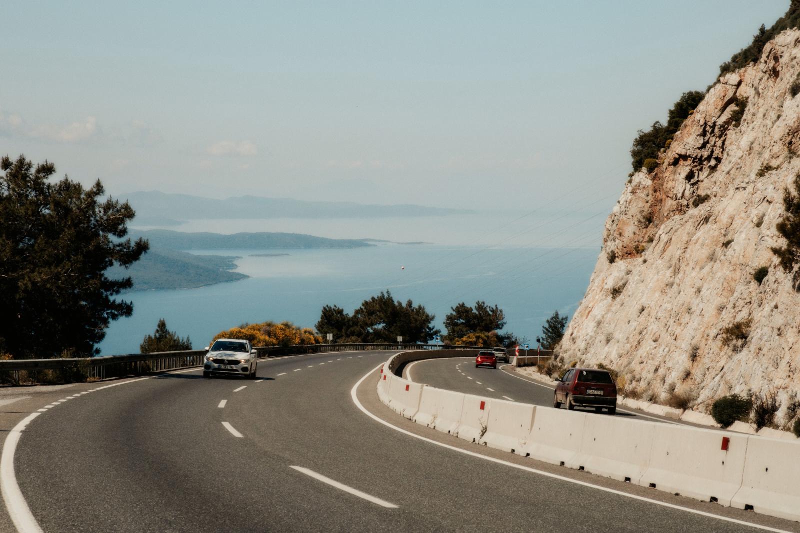 Mietwagen an einer portugiesischen Küstenstraße mit Meerblick