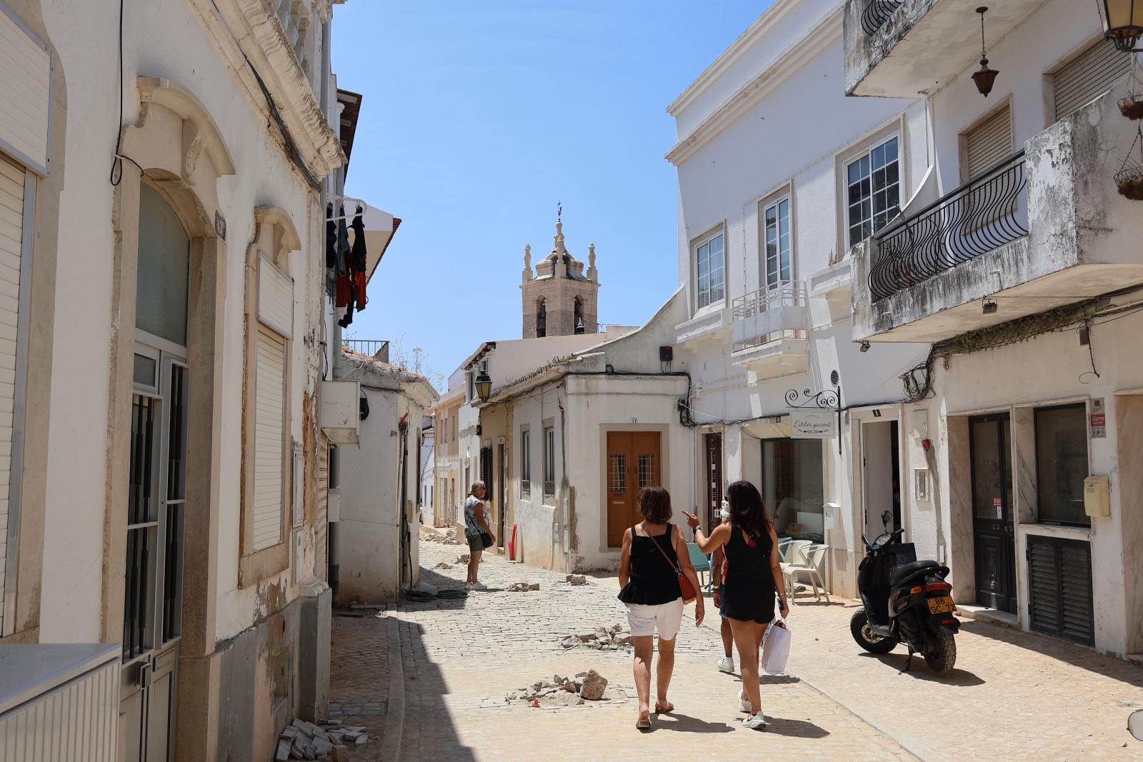 Historische Gassen und traditionelle Häuser in Tavira