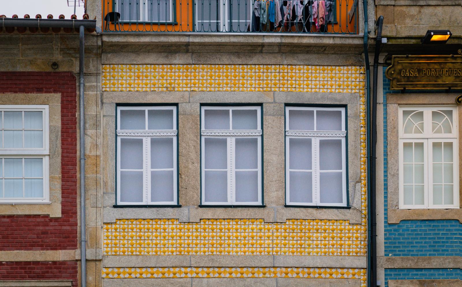  Traditionelle Häuserfassaden und Azulejos in Porto
