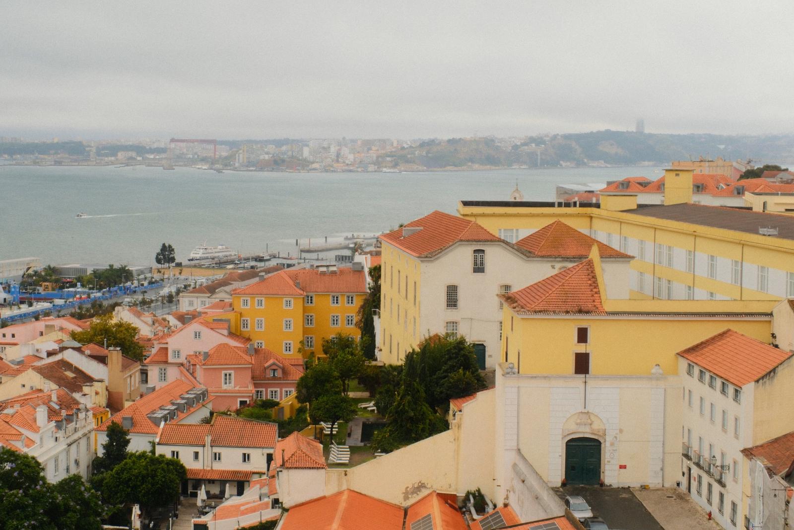 Historisches Lissabon mit Blick über den Tejo