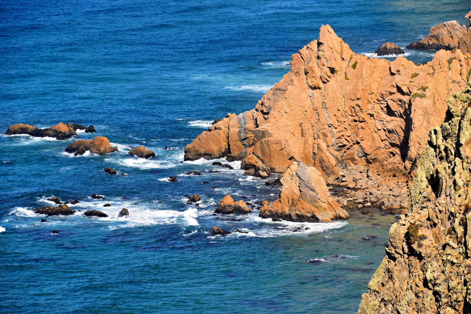Portugiesische Atlantikküste mit Felsen und Meer