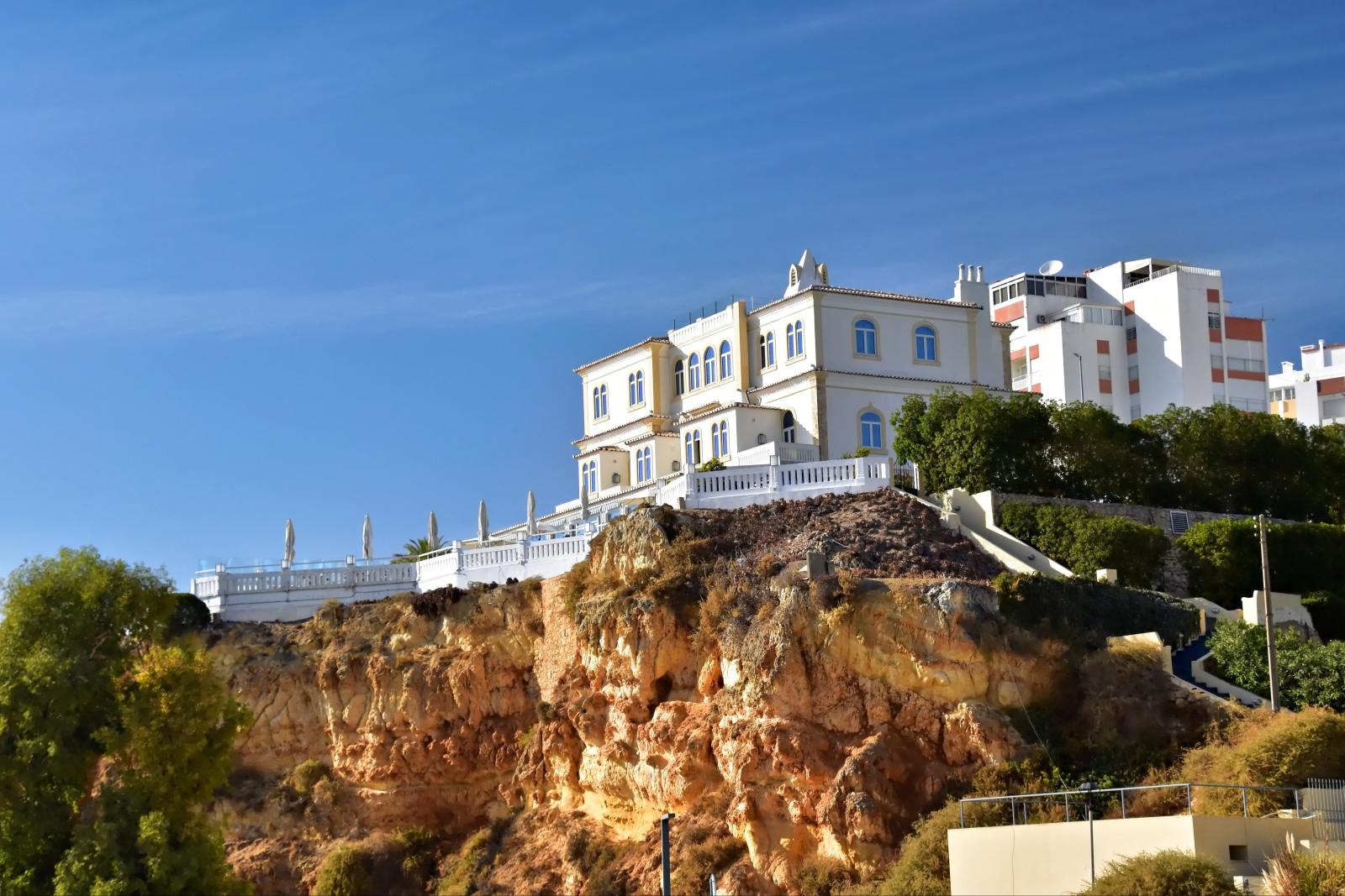 Strandhotel oberhalb einer goldenen Algarve-Bucht