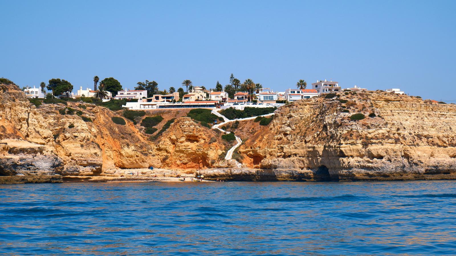 Goldene Felsformationen und Sandstrand an der Algarve