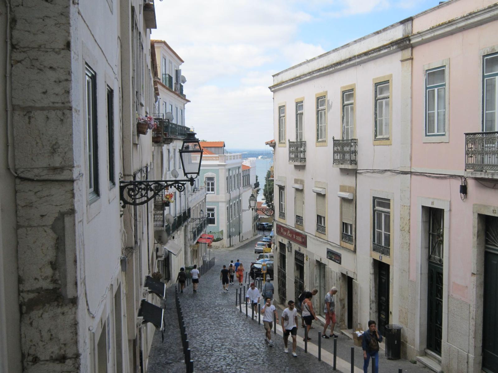 Gassen und Häuserfassaden in der Alfama
