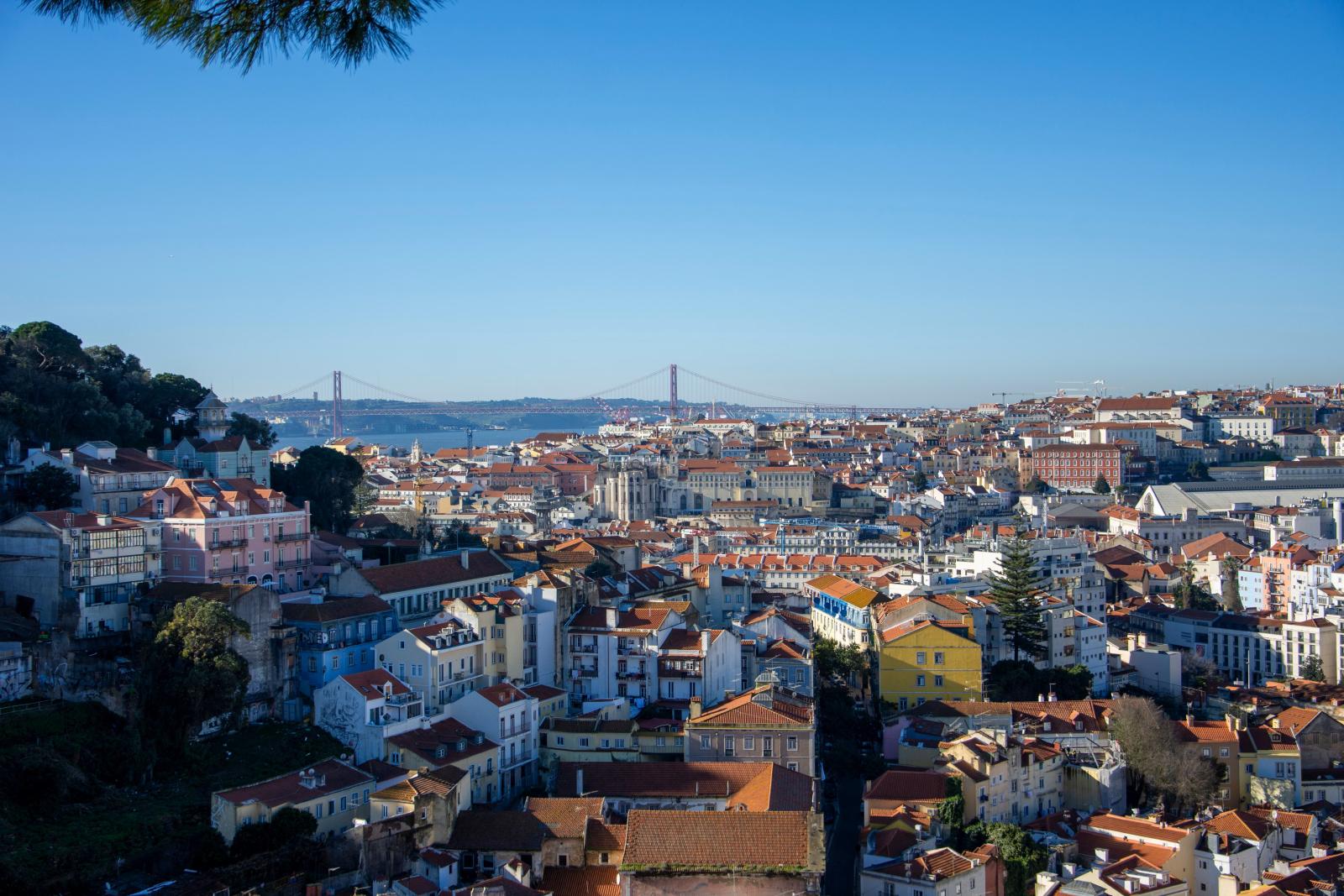 Historische Altstadt von Lissabon mit Blick über den Tejo