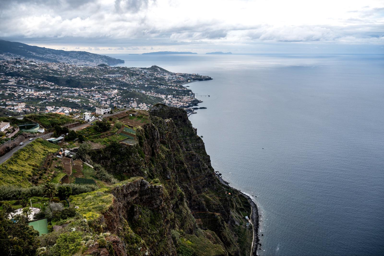 Grüne Berglandschaft auf Madeira mit Blick auf den Atlantik
