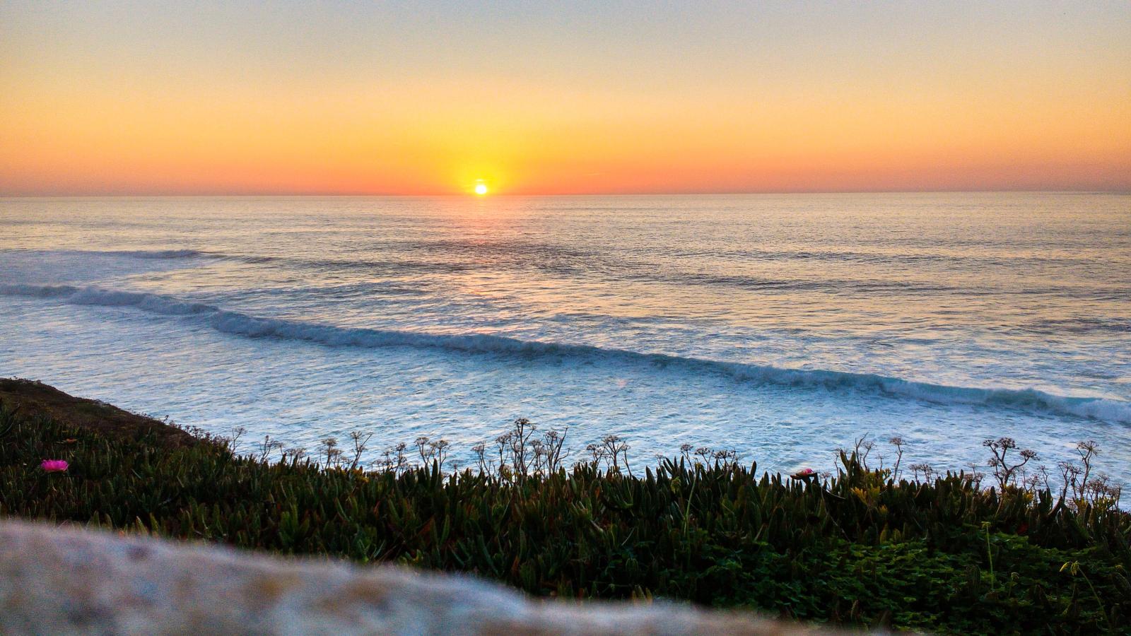 an der portugiesischen Küste bei Sonnenuntergang
