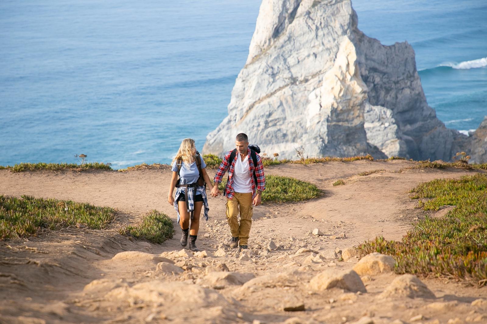 Wanderweg mit Blick über die portugiesische Landschaft