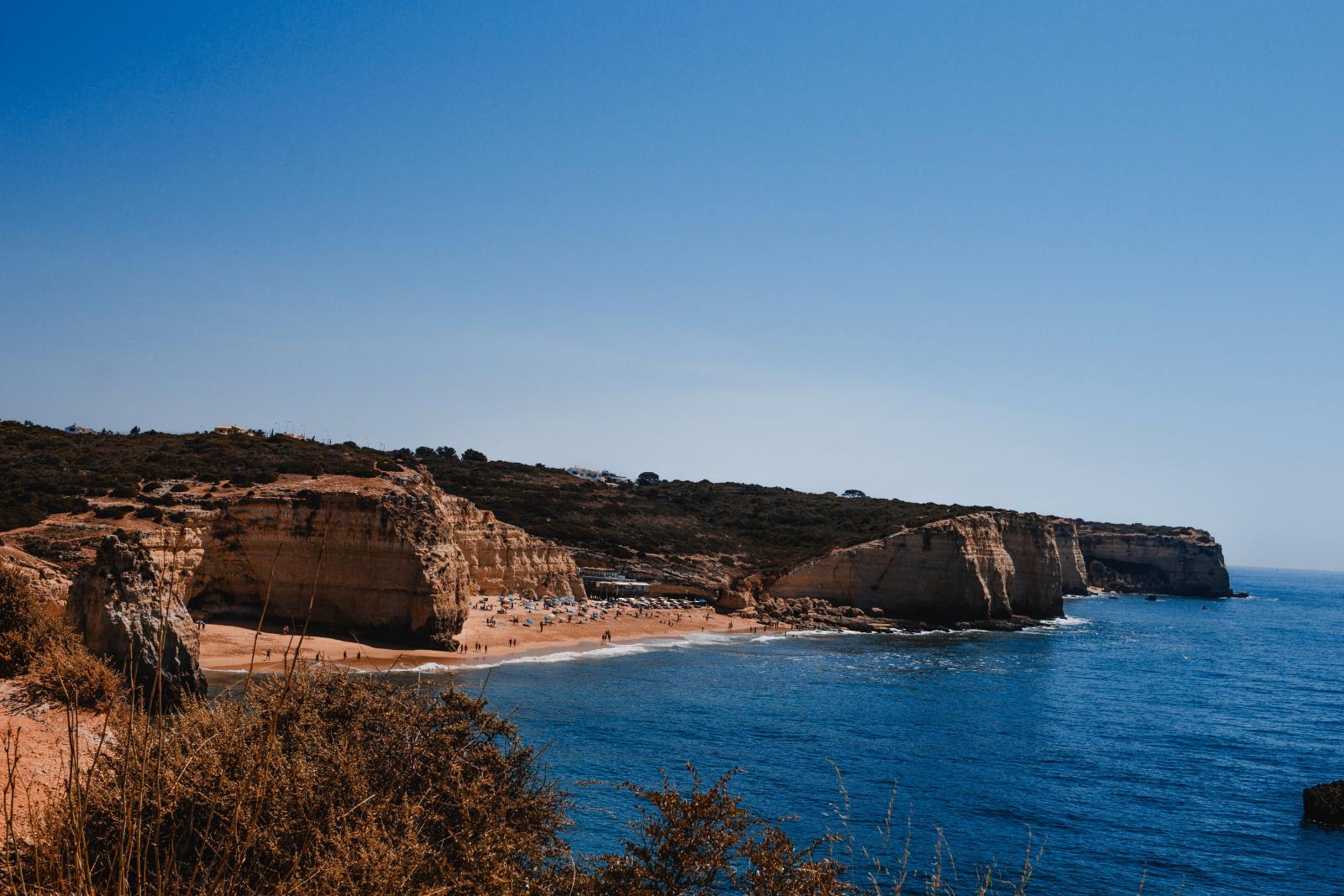 Felsenküste und Sandstrand an der Algarve