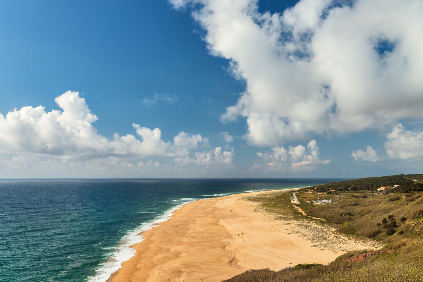 Traumhafter portugiesischer Sandstrand mit Felsen und Atlantik